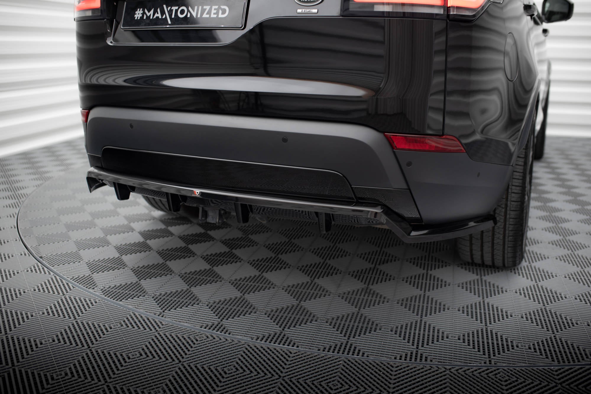 Maxton Design Street+ Mittlerer Diffusor RACE passend für Land Rover Discovery HSE Mk5 schwarz Hochglanz