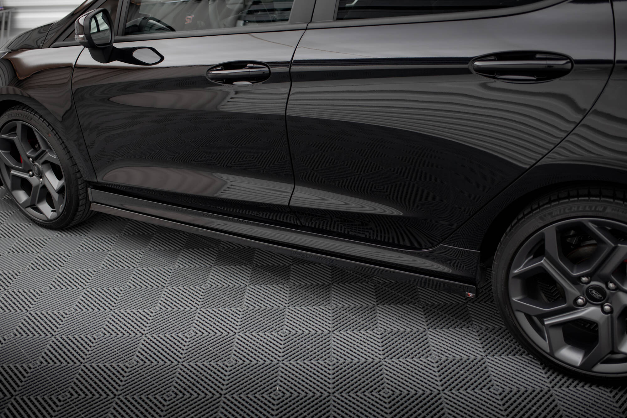 Maxton Design Street+ Seitenschweller Leisten V.2 passend für Ford Fiesta Mk8 ST / ST-Line schwarz Hochglanz