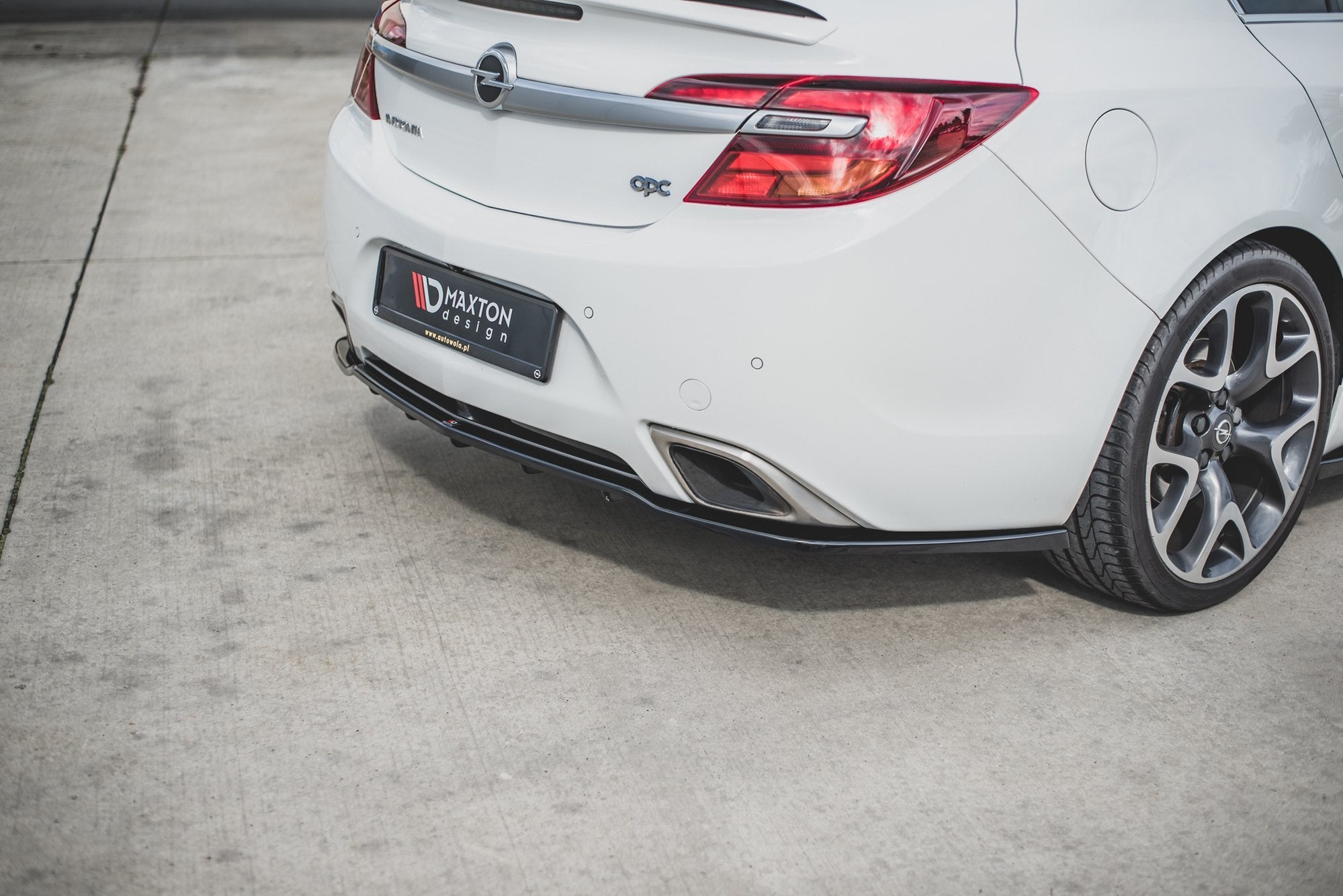 Maxton Design Street+ Mittlerer Diffusor RACE passend für Opel Insignia Mk. 1 OPC Facelift schwarz Hochglanz