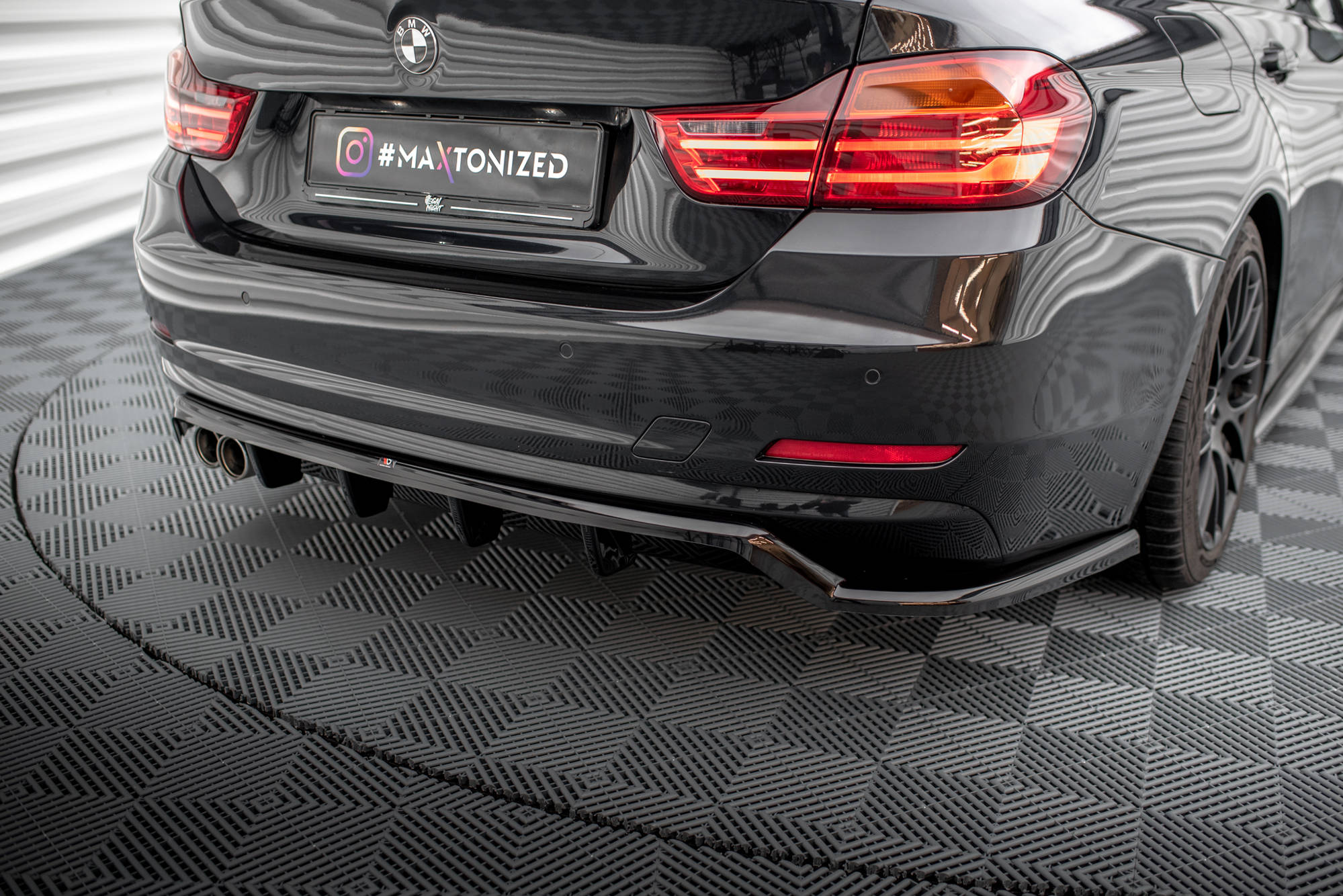 Maxton Design Street+ Mittlerer Diffusor RACE passend für BMW 4er Gran Coupe F36 schwarz Hochglanz