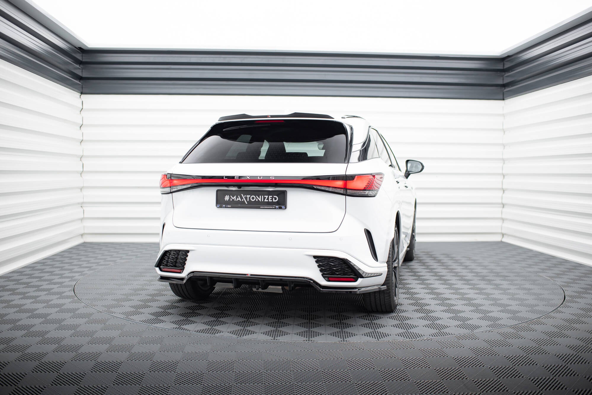 Maxton Design Street+ Mittlerer Diffusor RACE passend für Lexus RX F-Sport Mk5 schwarz Hochglanz