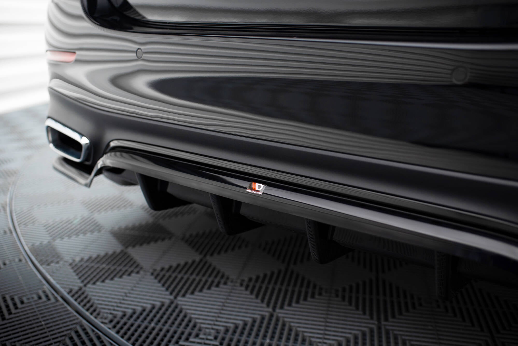 Maxton Design Street+ Mittlerer Diffusor RACE passend für Mercedes-Benz E AMG-Line Limousine / Kombi W214 schwarz Hochglanz