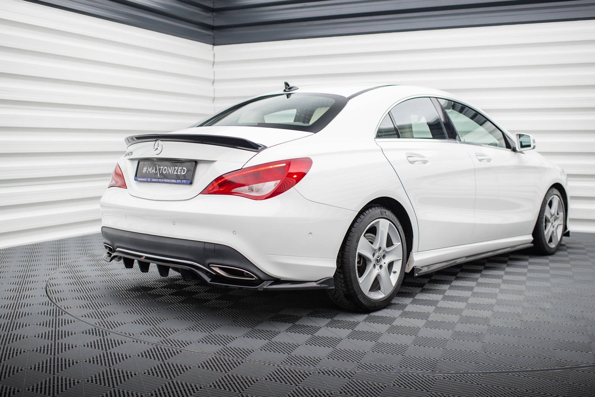 Maxton Design Street+ Mittlerer Diffusor RACE passend für Mercedes-Benz CLA C117 Facelift schwarz Hochglanz