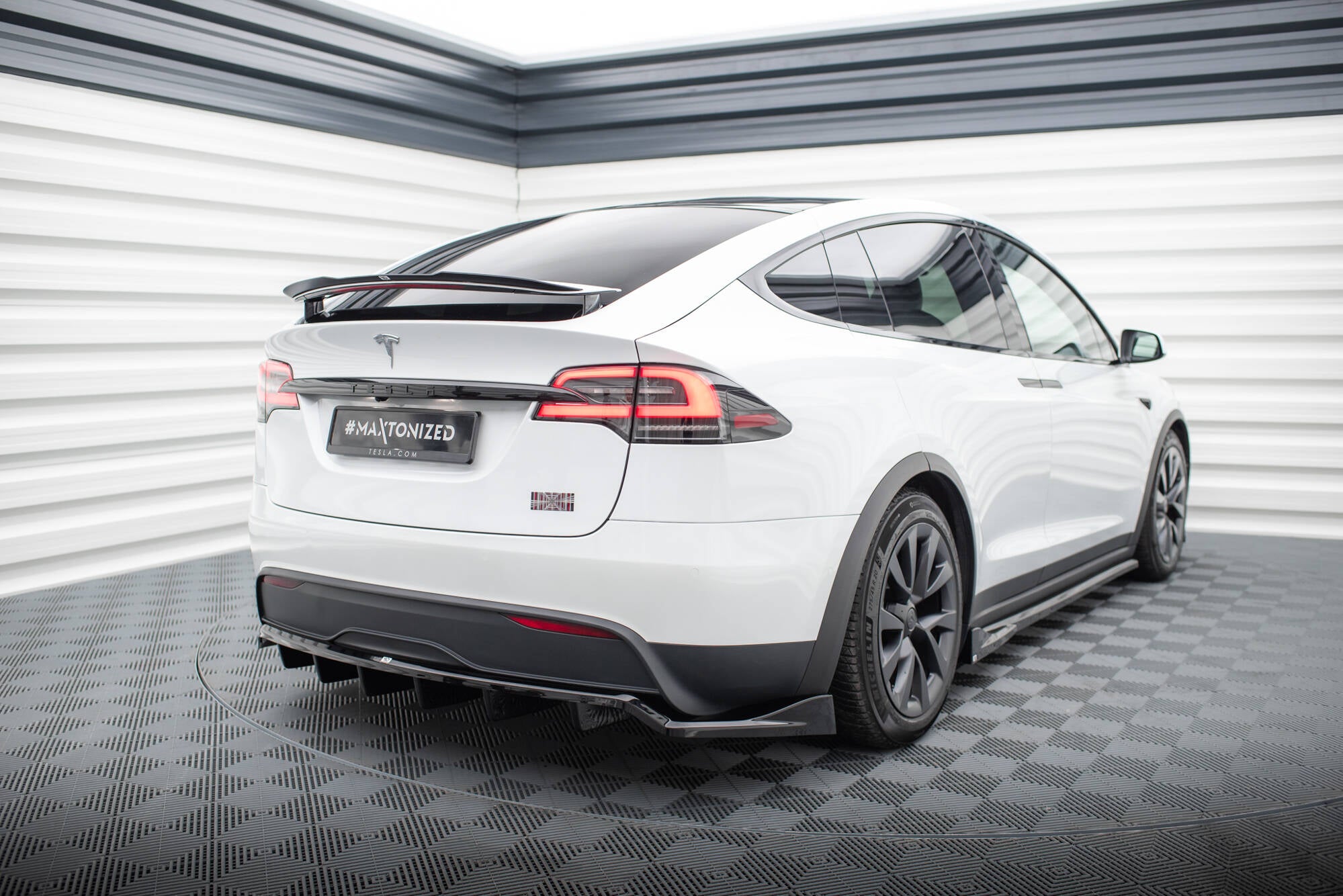 Maxton Design Street+ Mittlerer Diffusor RACE passend für Tesla Model X Mk1 Facelift schwarz Hochglanz