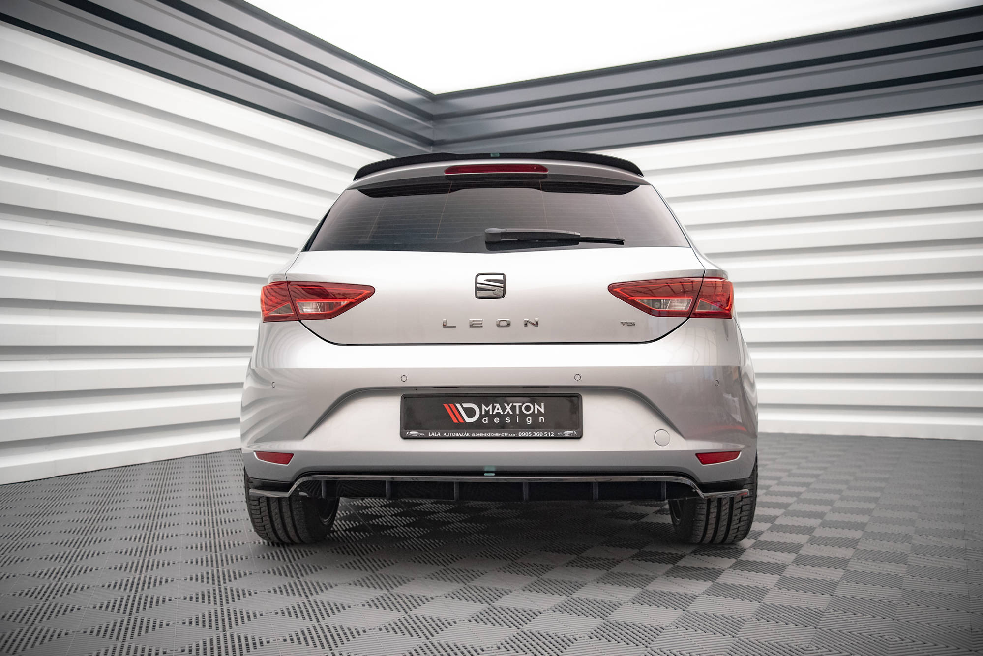 Maxton Design Street+ Mittlerer Diffusor RACE passend für Seat Leon Hatchback Mk3 schwarz Hochglanz