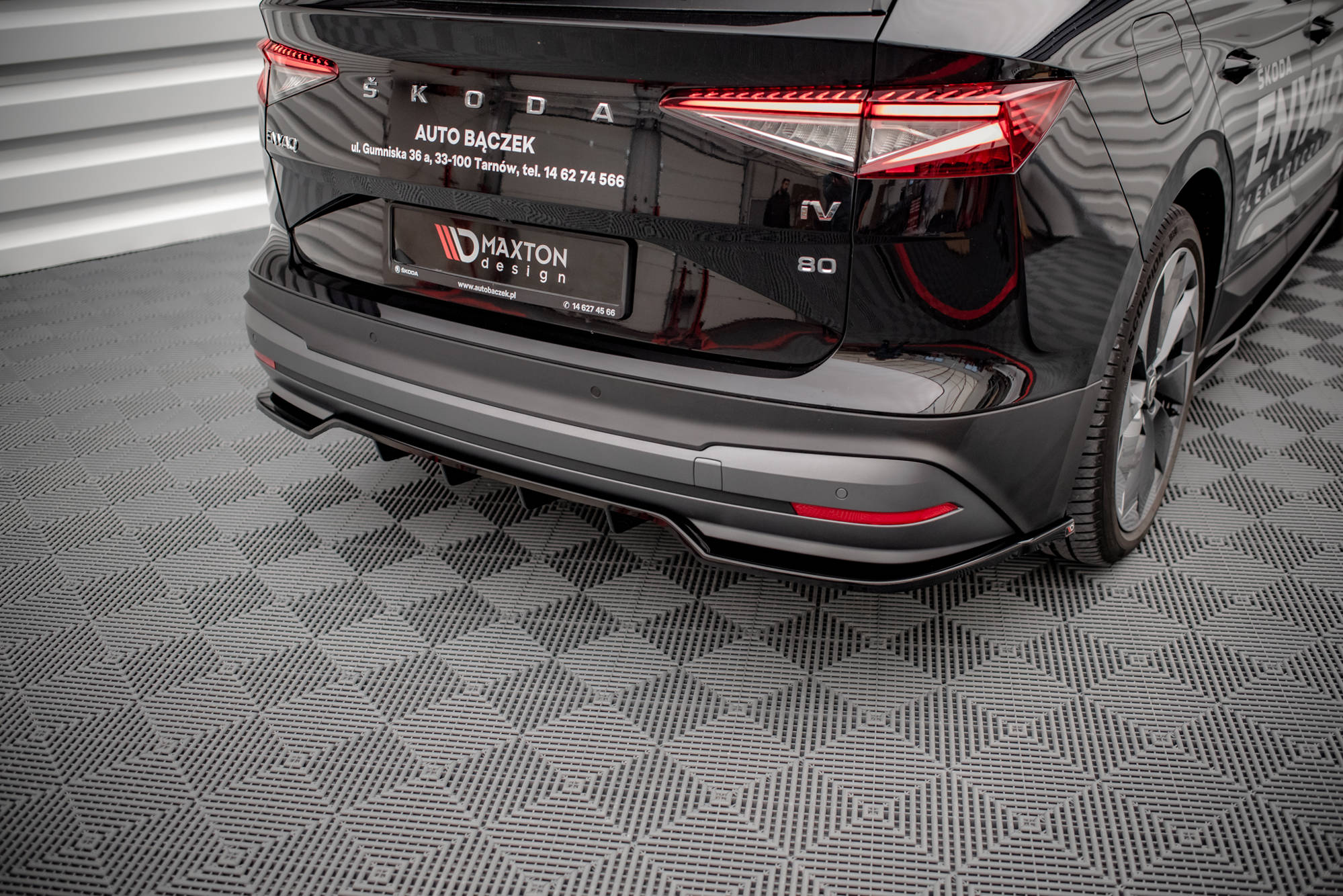 Maxton Design Street+ Mittlerer Diffusor RACE passend für Skoda Enyaq iV schwarz Hochglanz