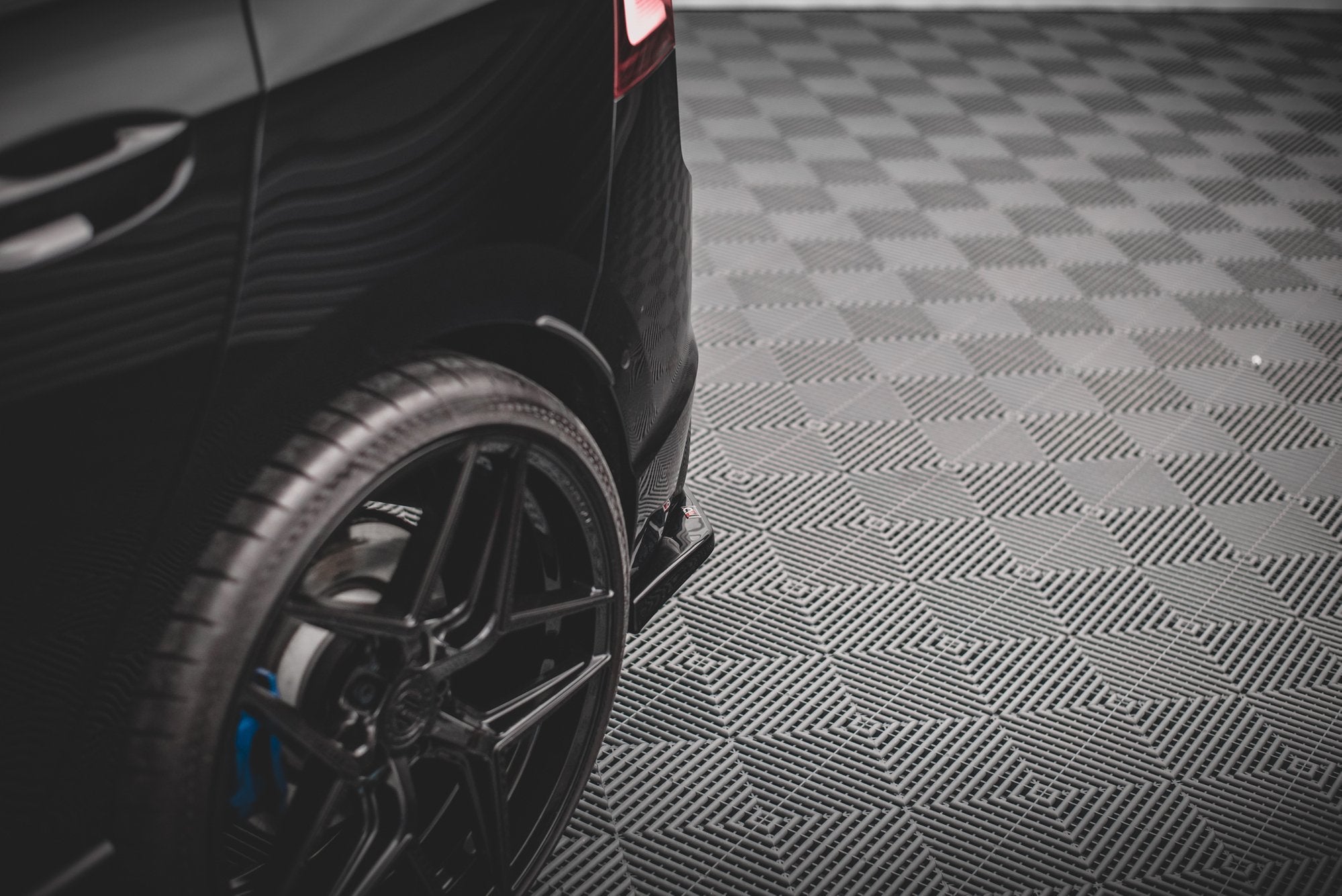 Maxton Design Heck Ansatz Flaps Diffusor V.2 passend für VW Golf R Hatchback Mk8 Facelift schwarz Hochglanz