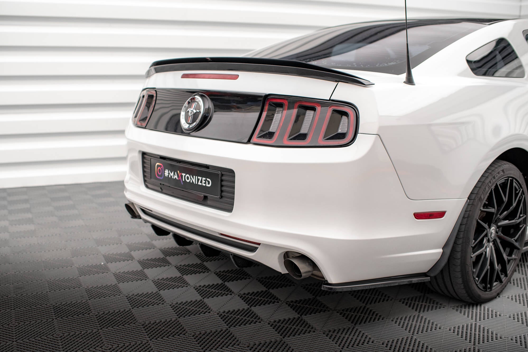 Maxton Design Diffusor Heck Ansatz passend für Ford Mustang Mk5 Facelift schwarz Hochglanz
