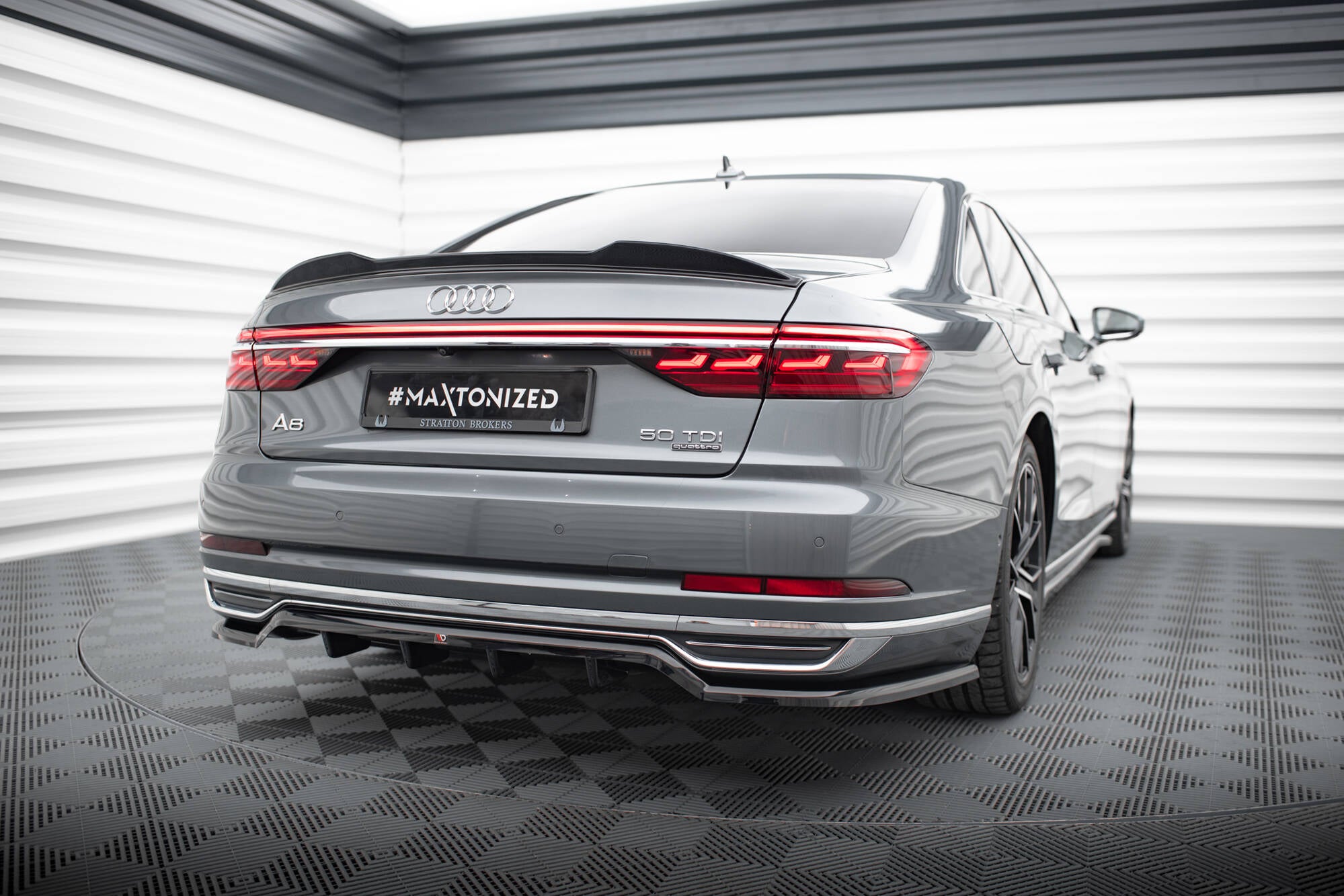 Maxton Design Street+ Mittlerer Diffusor RACE passend für Audi A8 D5 schwarz Hochglanz