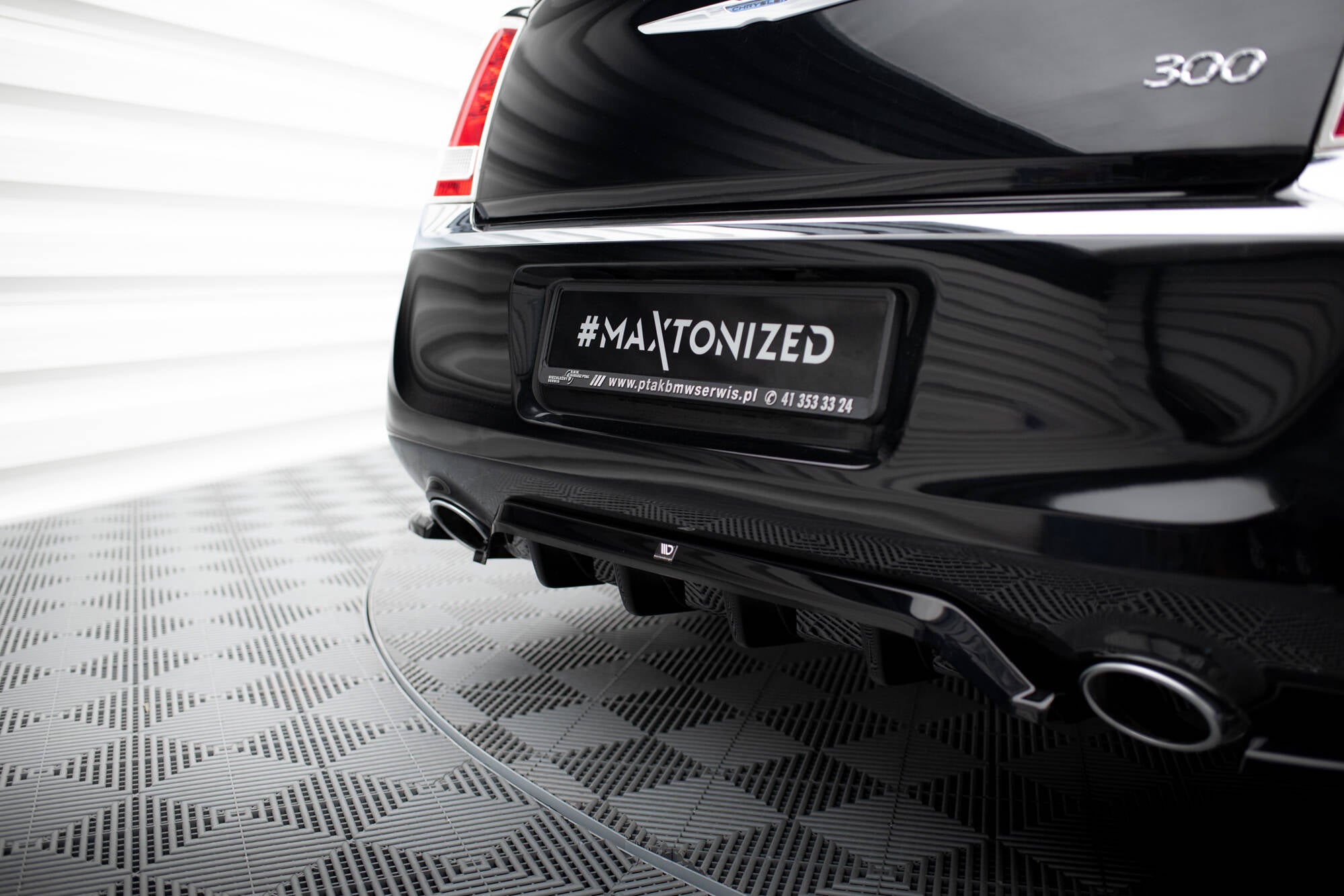 Maxton Design Street+ Mittlerer Diffusor RACE passend für Chrysler 300 Mk2 schwarz Hochglanz