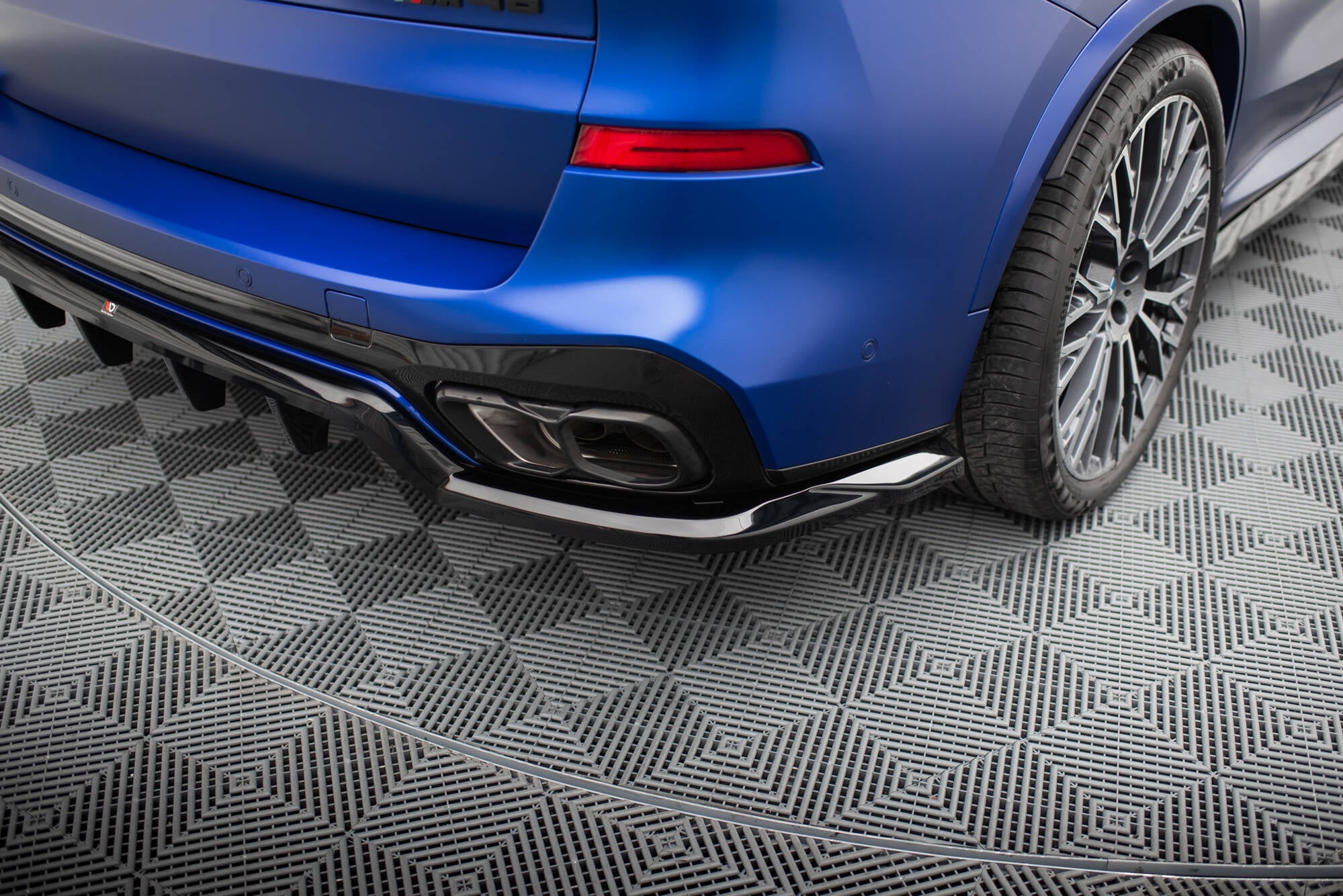 Maxton Design Street+ Mittlerer Diffusor RACE passend für V.1 BMW X5 M-Paket G05 Facelift schwarz Hochglanz