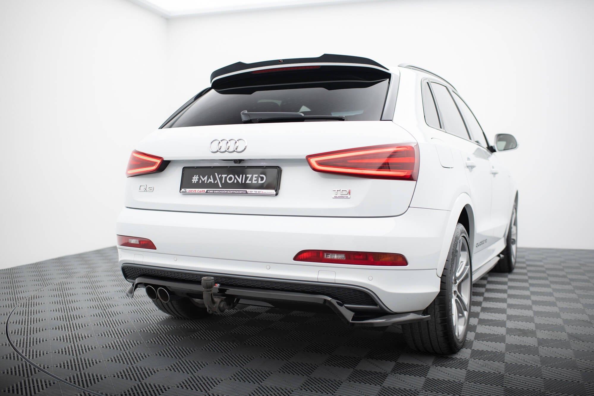 Maxton Design Street+ Mittlerer Diffusor RACE passend für Audi Q3 S-line 8U schwarz Hochglanz