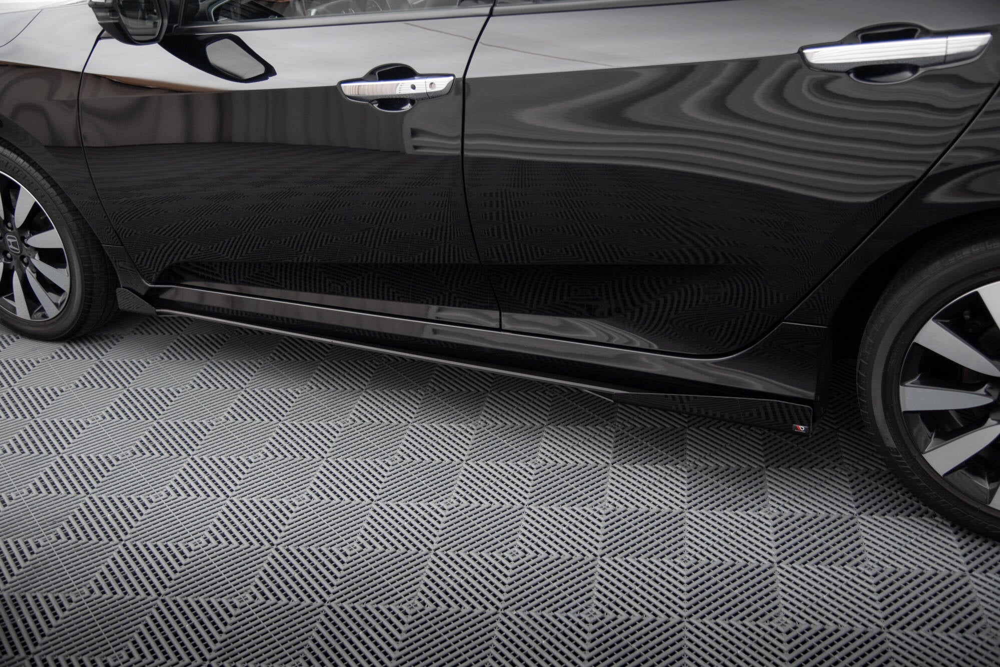 Maxton Design Street Pro Street+ Seitenschweller Leisten + Flaps passend für Honda Civic Mk10 schwarz Hochglanz