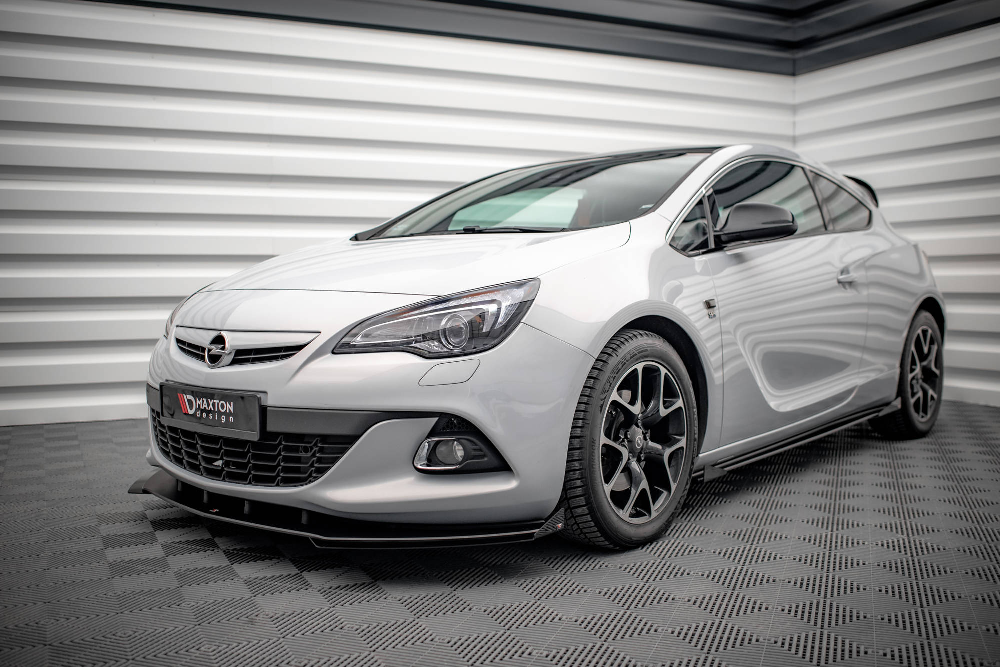 Maxton Design Street Pro Street+ Spoilerlippe Front Ansatz passend für + Flaps passend für V.1 + Flaps Opel Astra GTC OPC-Line J schwarz Hochglanz
