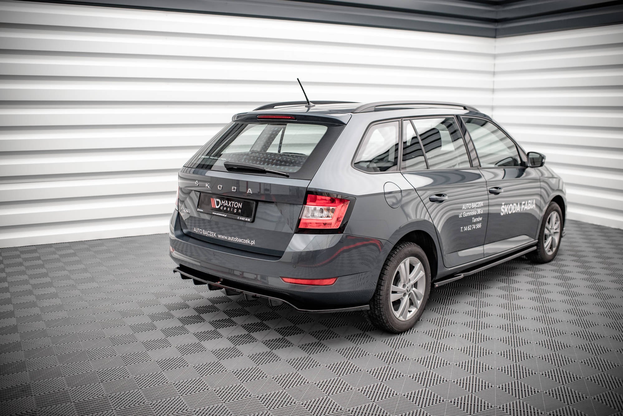Maxton Design Street+ Mittlerer Diffusor RACE passend für Skoda Fabia Combi Mk3 Facelift schwarz Hochglanz