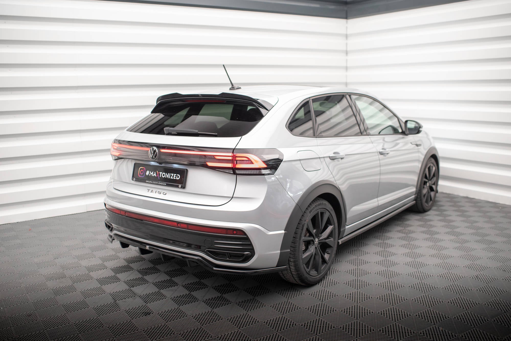 Maxton Design Spoiler CAP passend für VW Taigo R-Line Mk1 schwarz Hochglanz