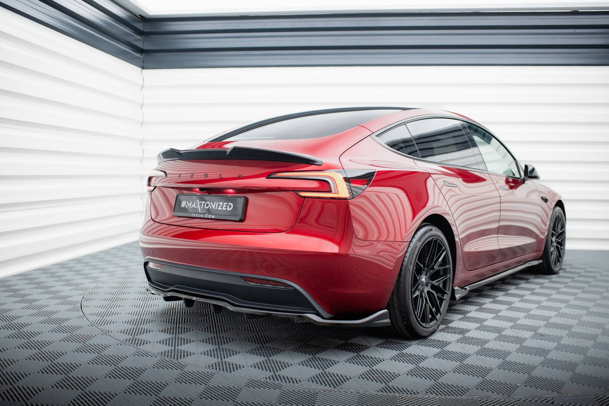 Maxton Design Street+ Mittlerer Diffusor RACE passend für V.1 Tesla Model 3 Project HighlandFacelift schwarz Hochglanz