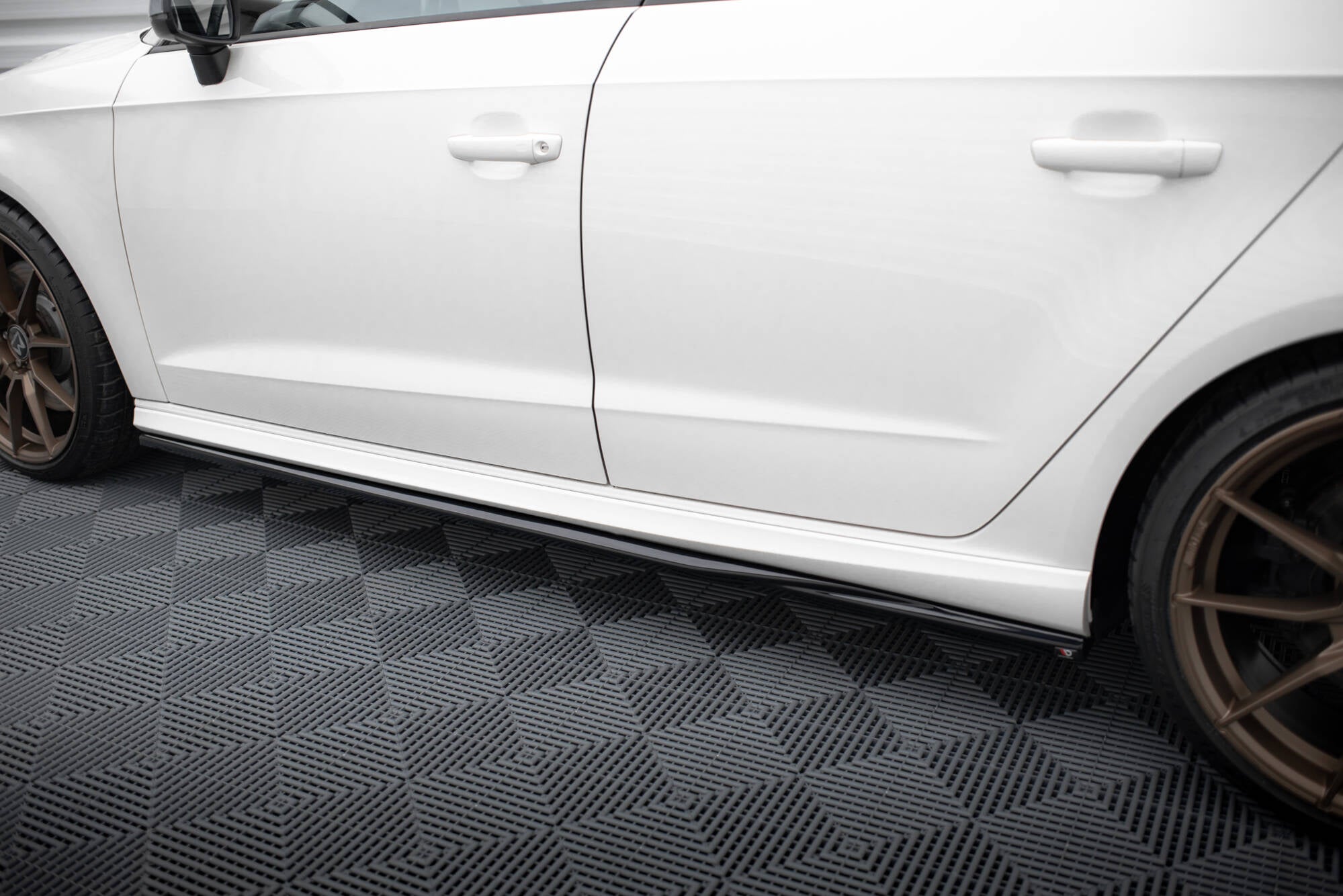Maxton Design Street+ Seitenschweller Leisten passend für V.3 passend für Audi S3 / A3 S-Line Sportback 8V / 8V Facelift schwarz Hochglanz