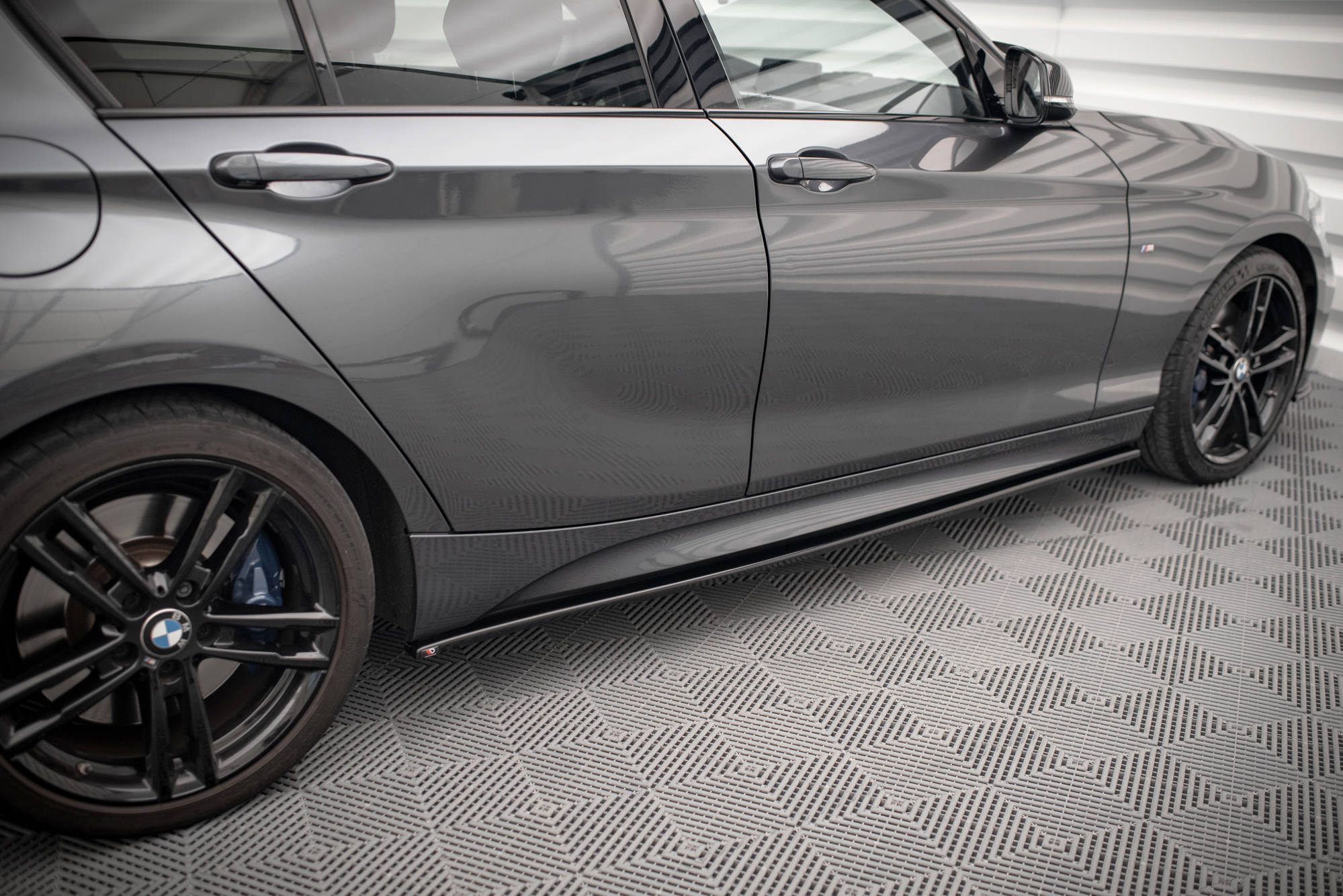 Maxton Design Street+ Seitenschweller Leisten passend für V.1 passend für BMW 1er F20 M135i / M140i / M-Paket schwarz Hochglanz