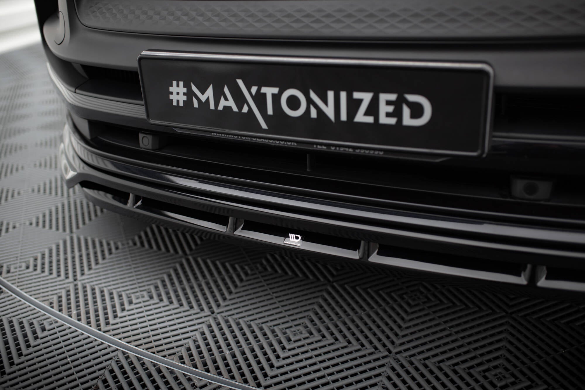 Maxton Design Street+ Spoilerlippe Front Ansatz passend für Porsche Macan GTS Mk1 Facelift 2 schwarz Hochglanz