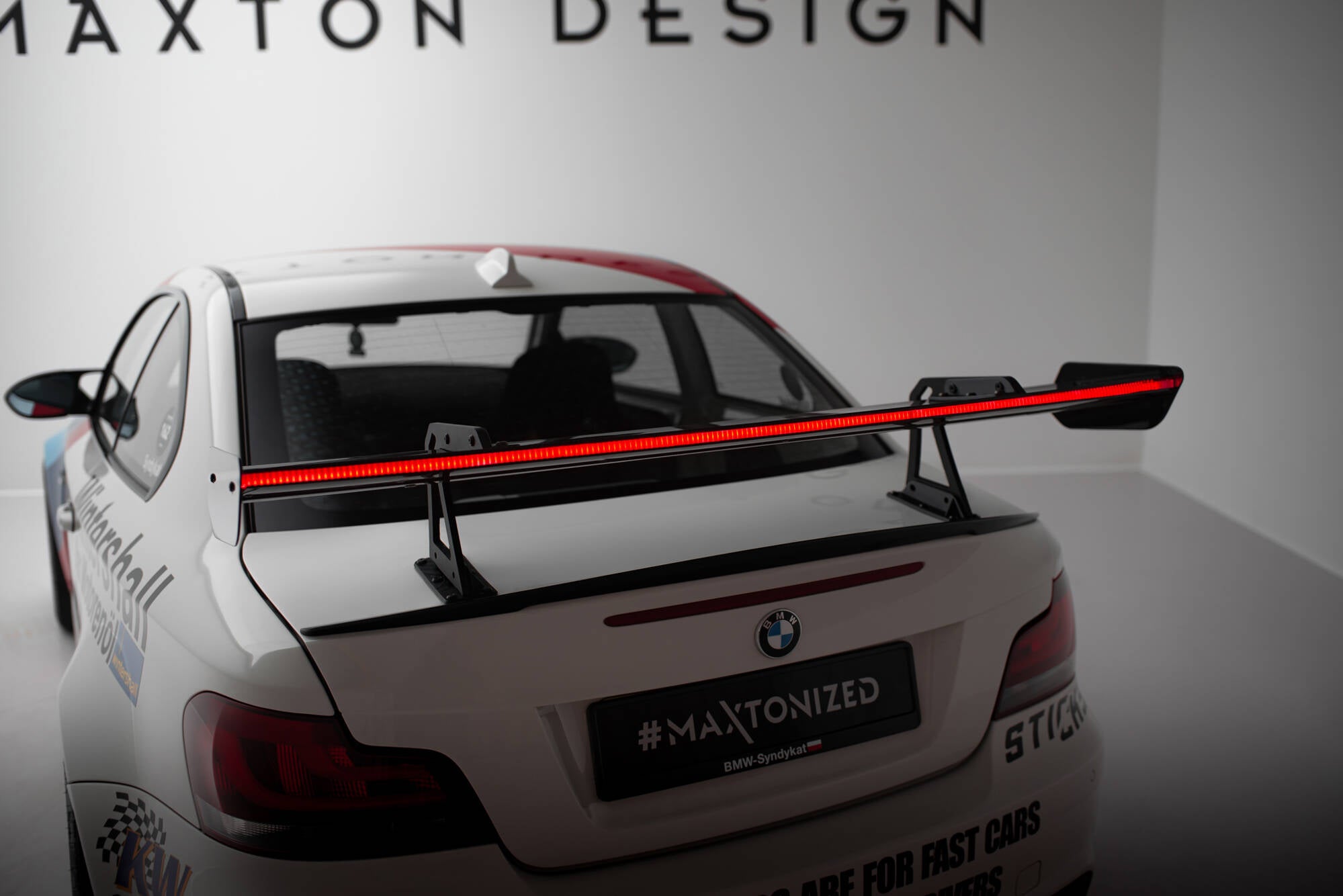 Maxton Design Carbon Spoiler With Upper Swan Mounting + LED BMW 1er M E82 für BMW M1 E82