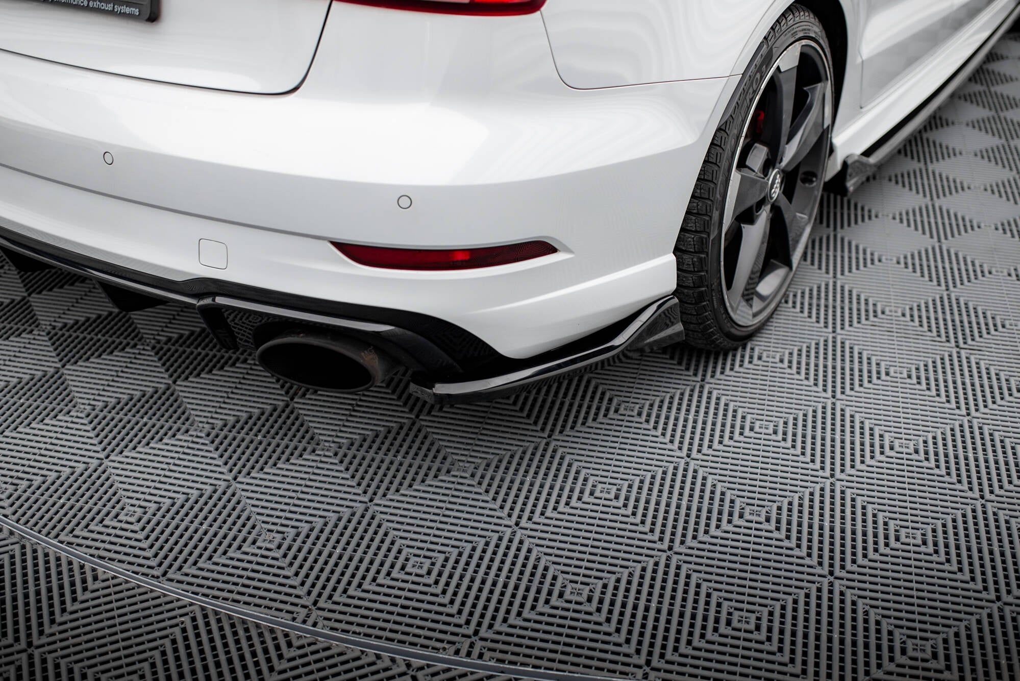 Maxton Design Heck Ansatz Flaps Diffusor V.3 passend für Audi RS3 Limousine 8V Facelift schwarz Hochglanz