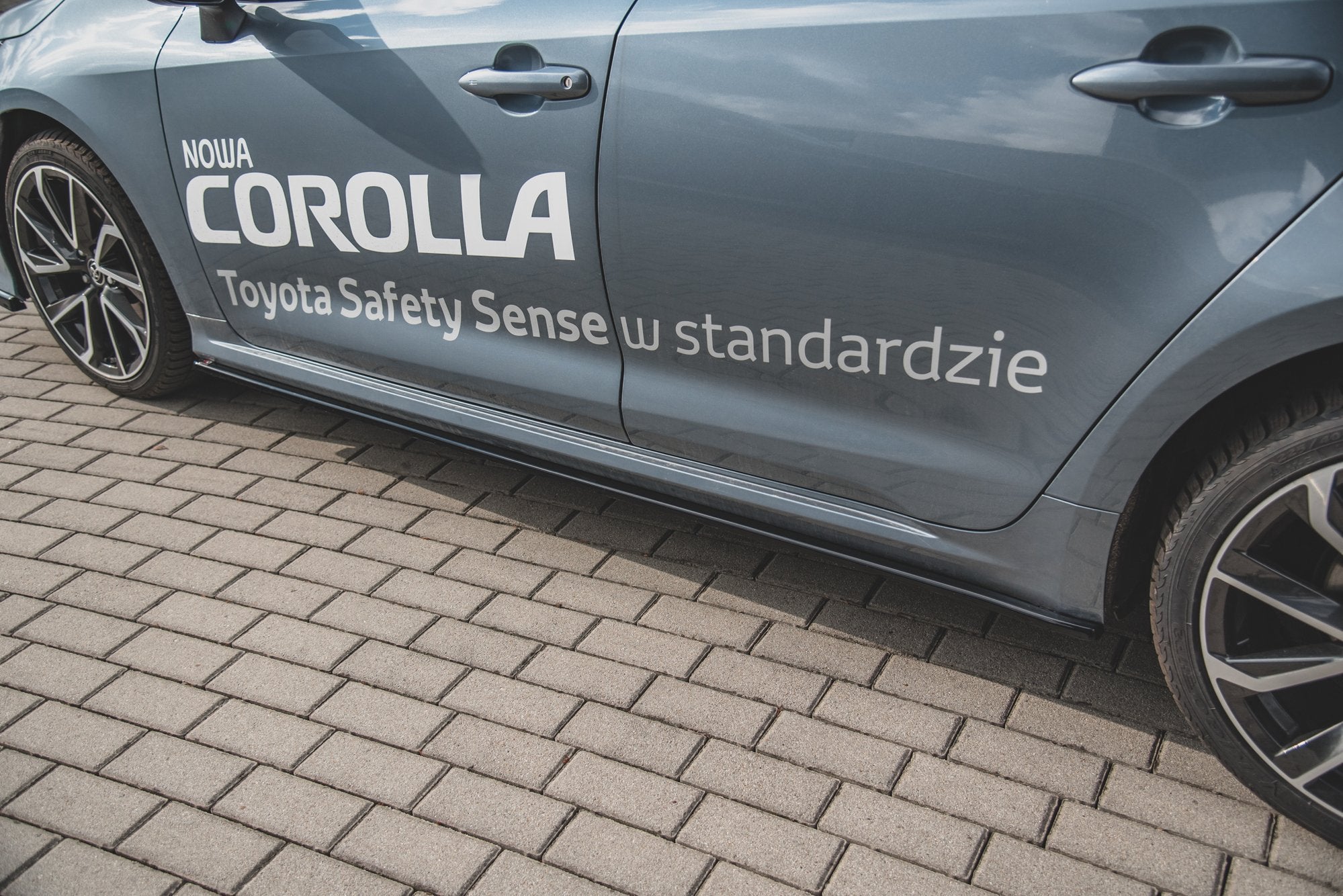Maxton Design Street+ Seitenschweller Leisten passend für Toyota Corolla XII Limousine schwarz Hochglanz