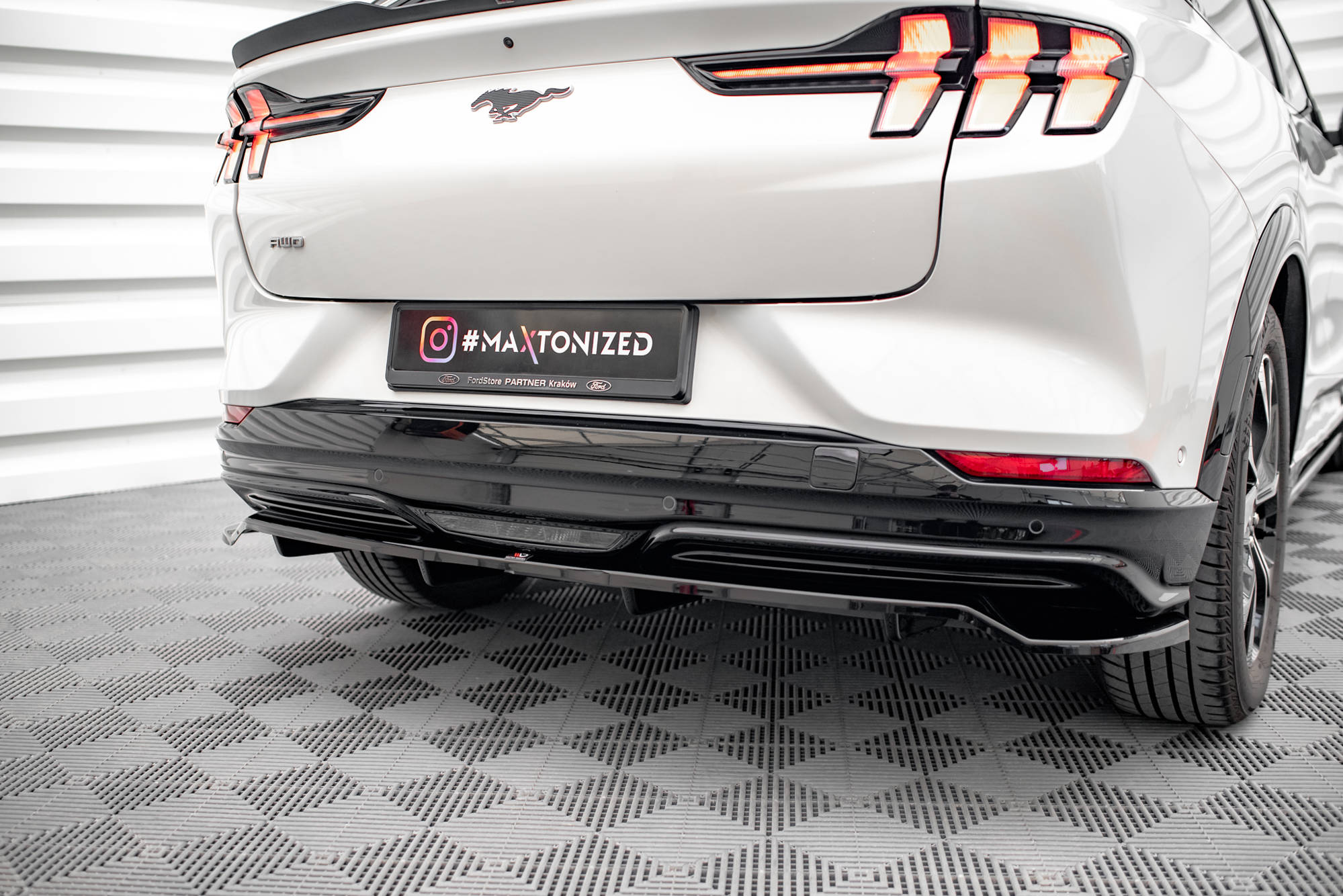 Maxton Design Street+ Mittlerer Diffusor RACE passend für Ford Mustang Mach-E Mk1 schwarz Hochglanz