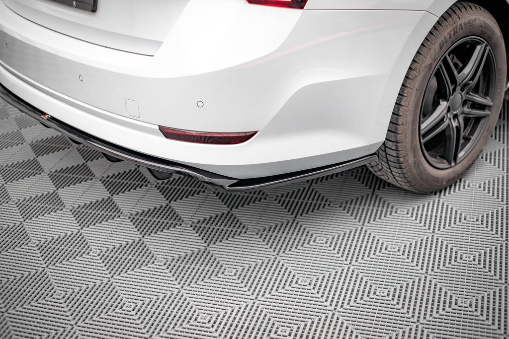 Maxton Design Street+ Mittlerer Diffusor RACE passend für Skoda Octavia Mk4 schwarz Hochglanz