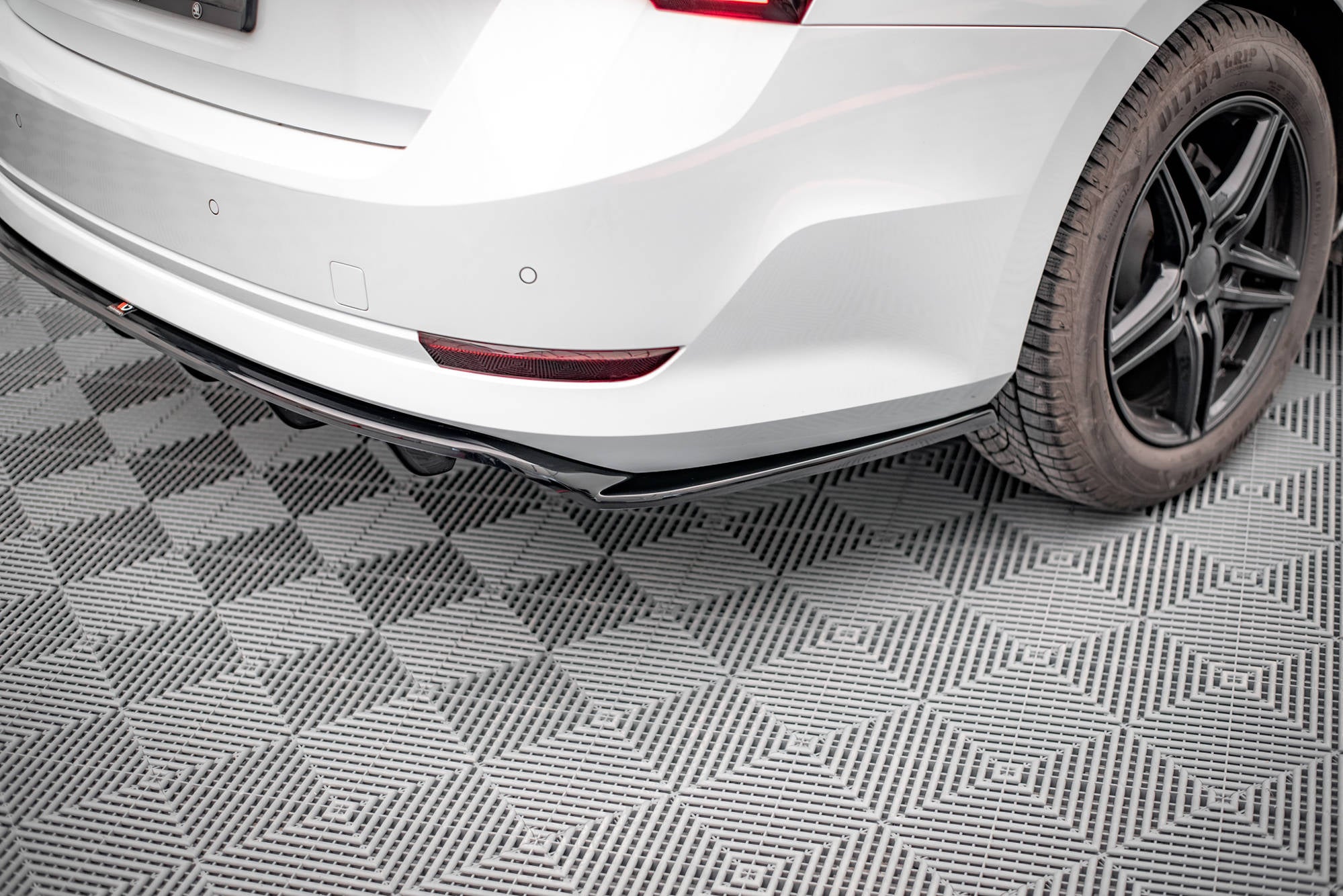 Maxton Design Street+ Mittlerer Diffusor RACE passend für Skoda Octavia Mk4 schwarz Hochglanz