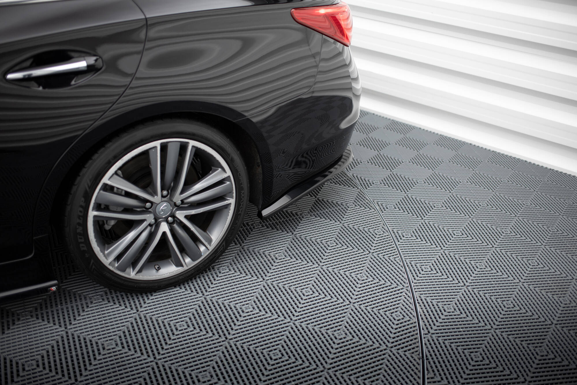 Maxton Design Heck Ansatz Flaps Diffusor V.2 passend für Infiniti Q50 S Mk1 schwarz Hochglanz