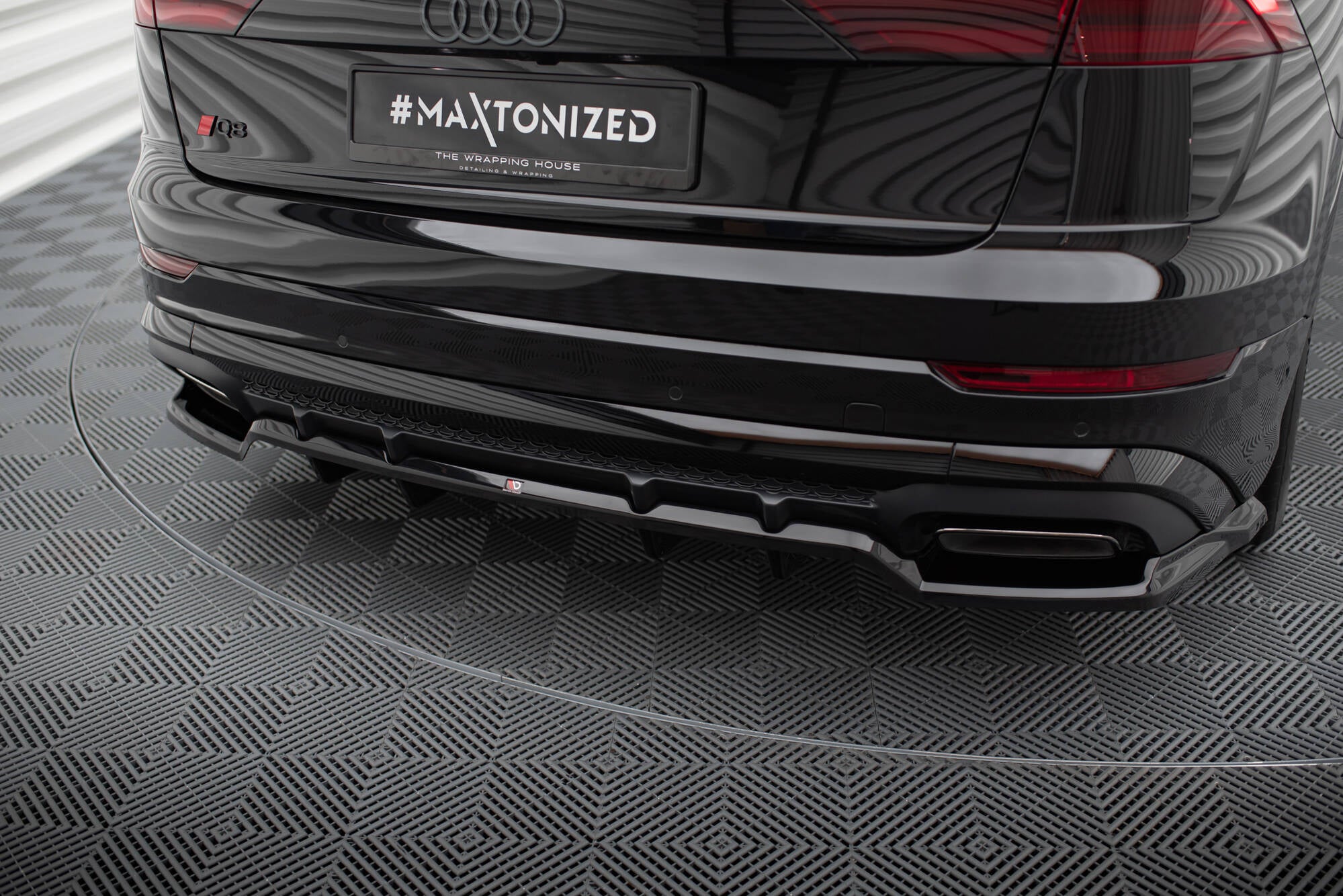 Maxton Design Street+ Mittlerer Diffusor RACE passend für V.1 Audi SQ8 / Q8 S-Line Mk1 Facelift schwarz Hochglanz