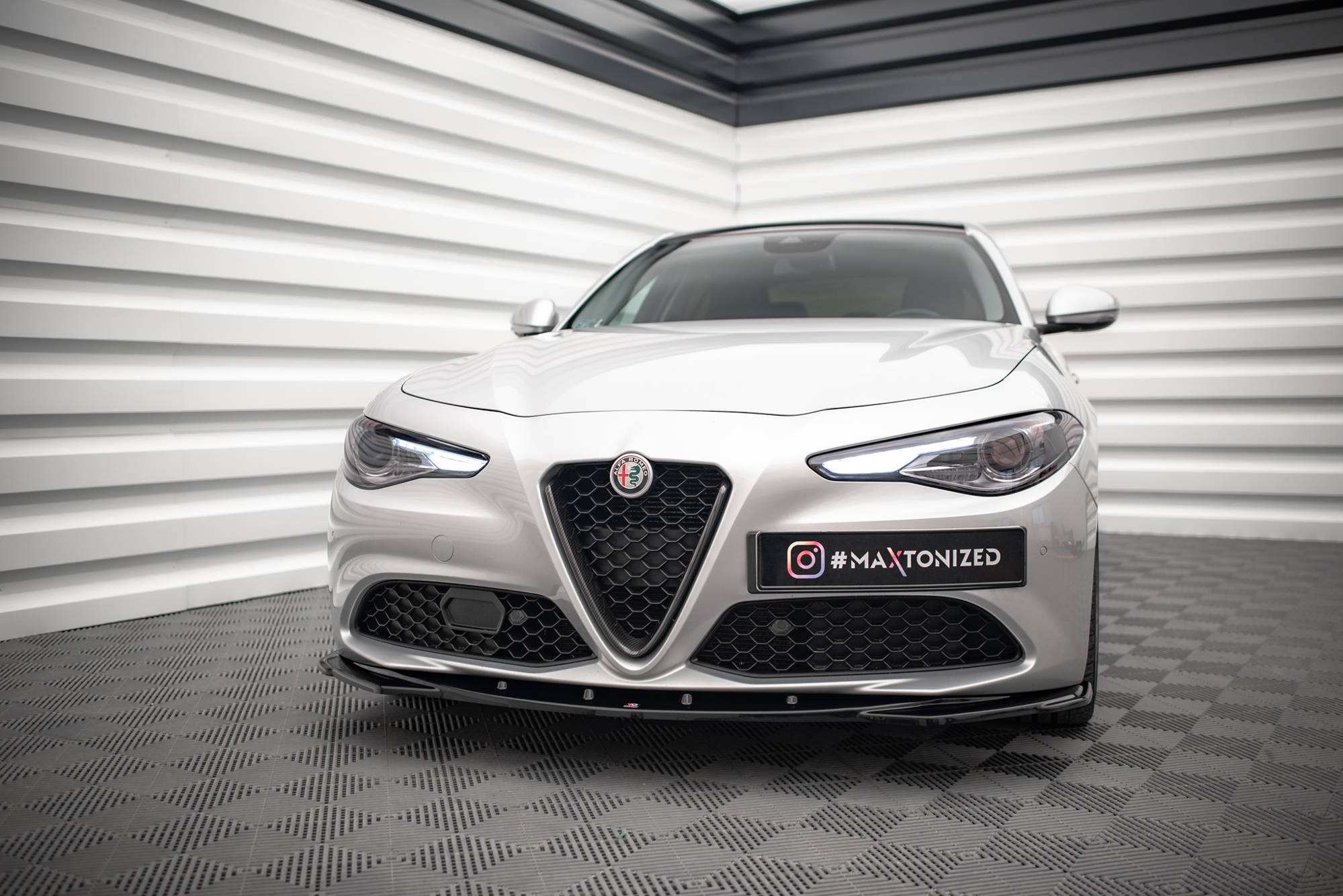 Maxton Design Street+ Spoilerlippe Front Ansatz V.2 passend für Alfa Romeo Giulia Sport schwarz Hochglanz