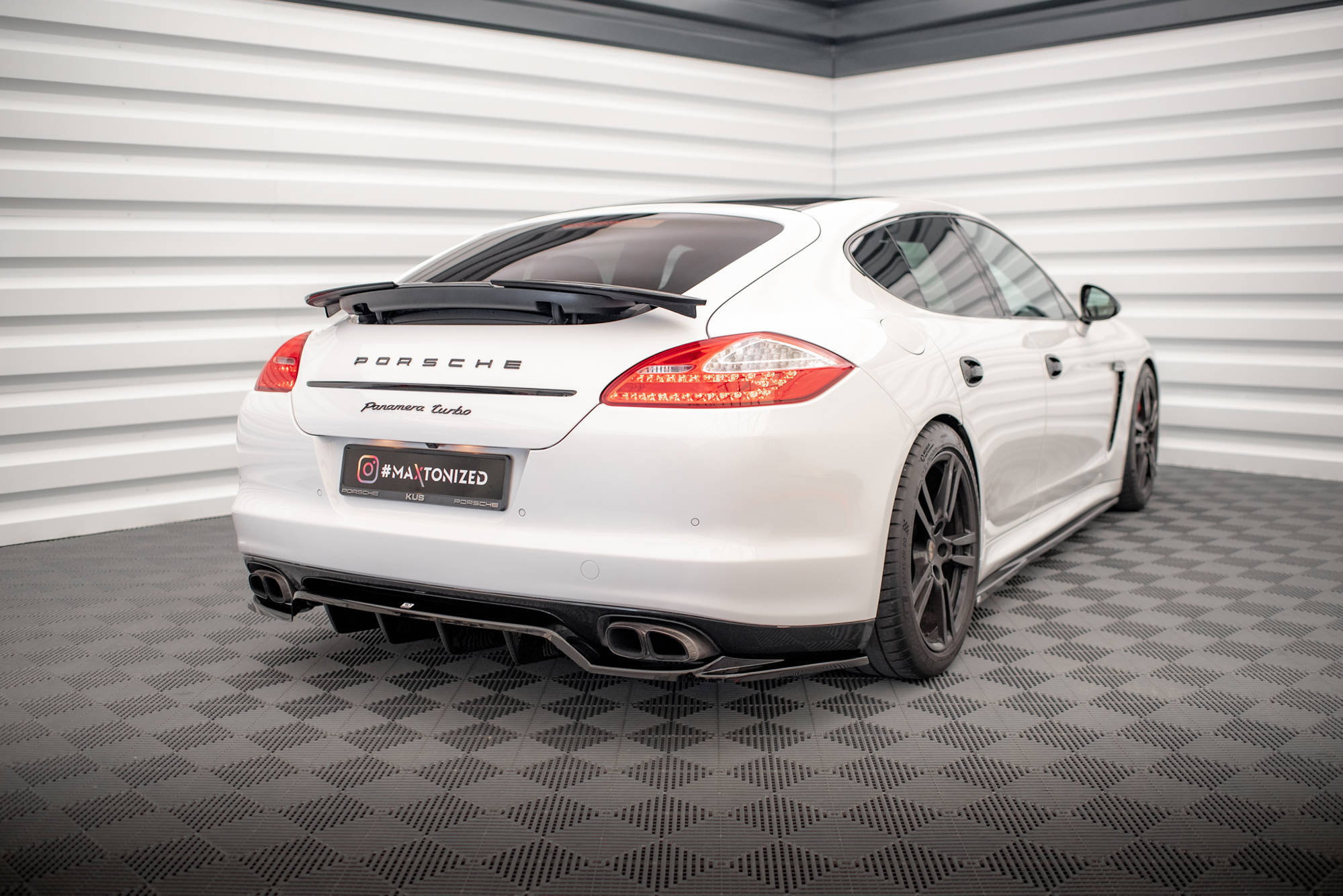 Maxton Design Mittlerer Diffusor Heck Ansatz DTM Look für Porsche Panamera Turbo 970 schwarz matt