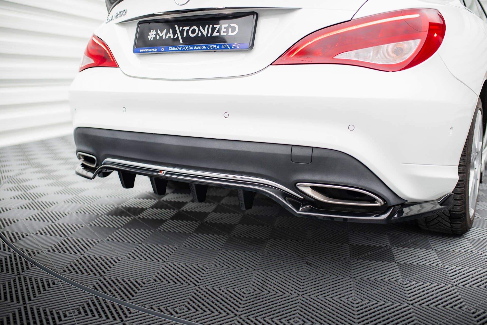 Maxton Design Street+ Mittlerer Diffusor RACE passend für Mercedes-Benz CLA C117 Facelift schwarz Hochglanz