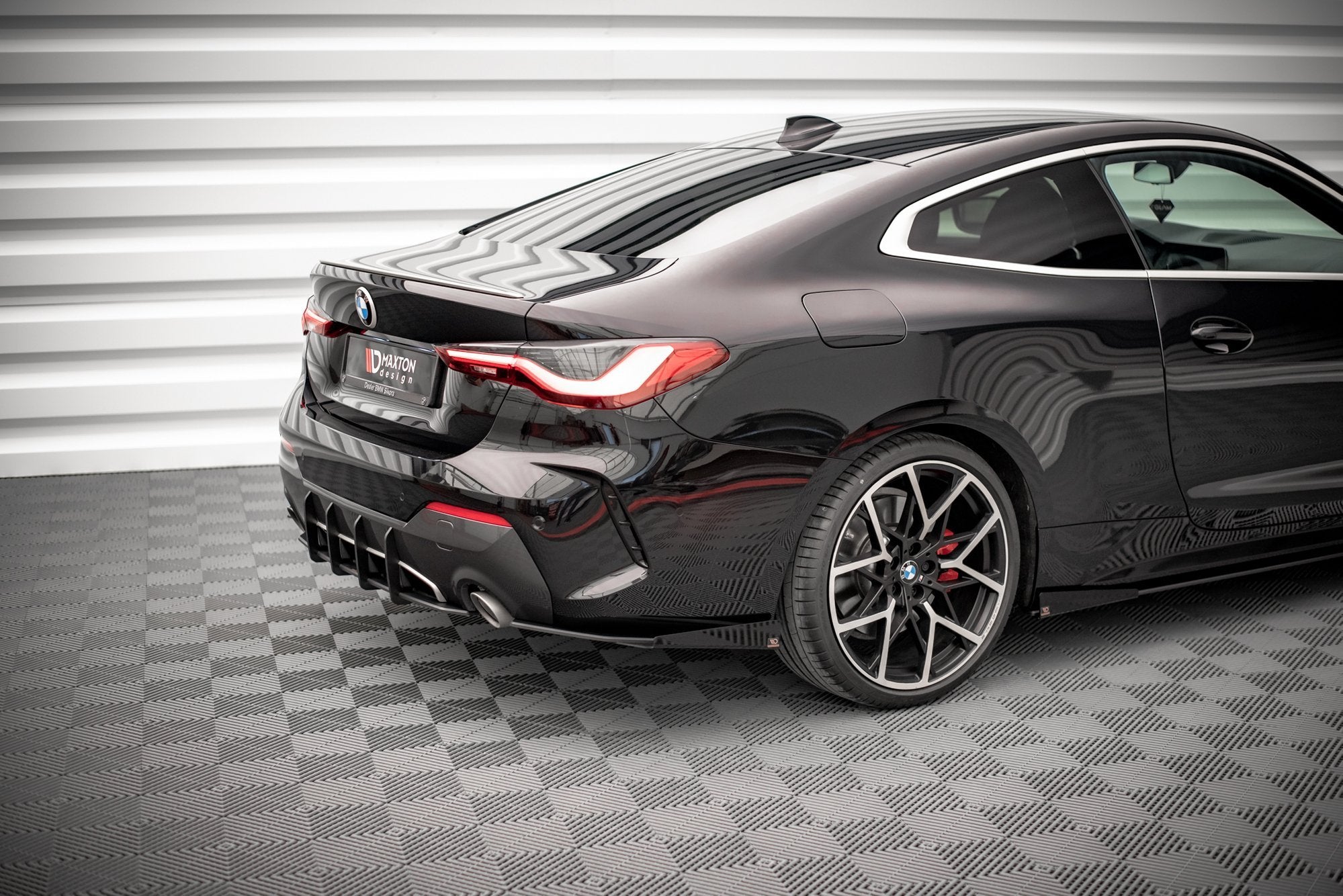 Maxton Design Hintere Seiten Flaps passend für BMW 4er M-Paket G22 / G23 / G22 Facelift / G23 Facelift schwarz Hochglanz