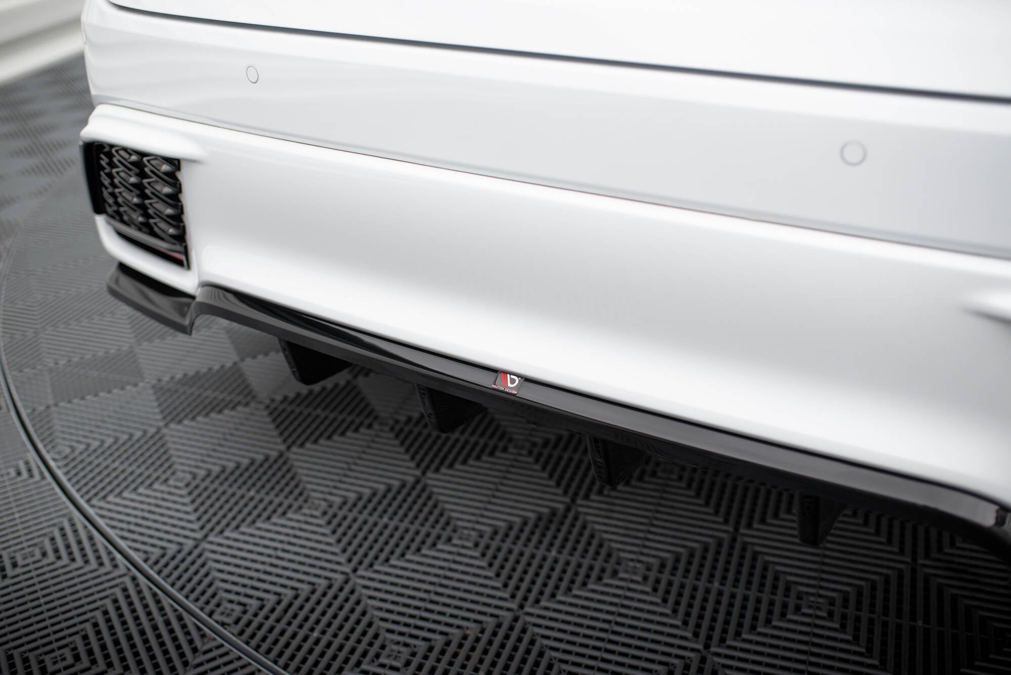 Maxton Design Street+ Mittlerer Diffusor RACE passend für Lexus RX F-Sport Mk5 schwarz Hochglanz