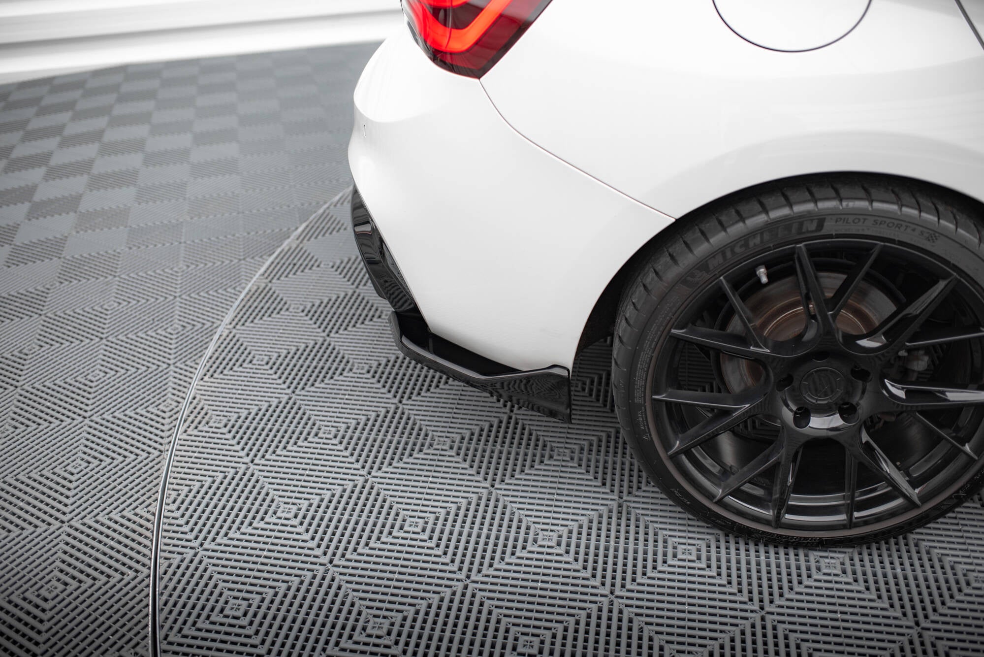 Maxton Design Heck Ansatz Flaps Diffusor passend für (Für heckansatz V.3) BMW 1er M-Paket / M140i F20 Facelift schwarz Hochglanz
