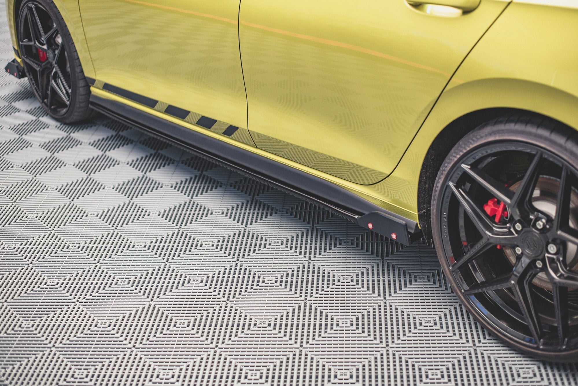 Maxton Design Street+ Seitenschweller Leisten V.2 passend für + Flaps passend für VW Golf GTI / GTE / GTI Clubsport / GTD / R-Line Mk8