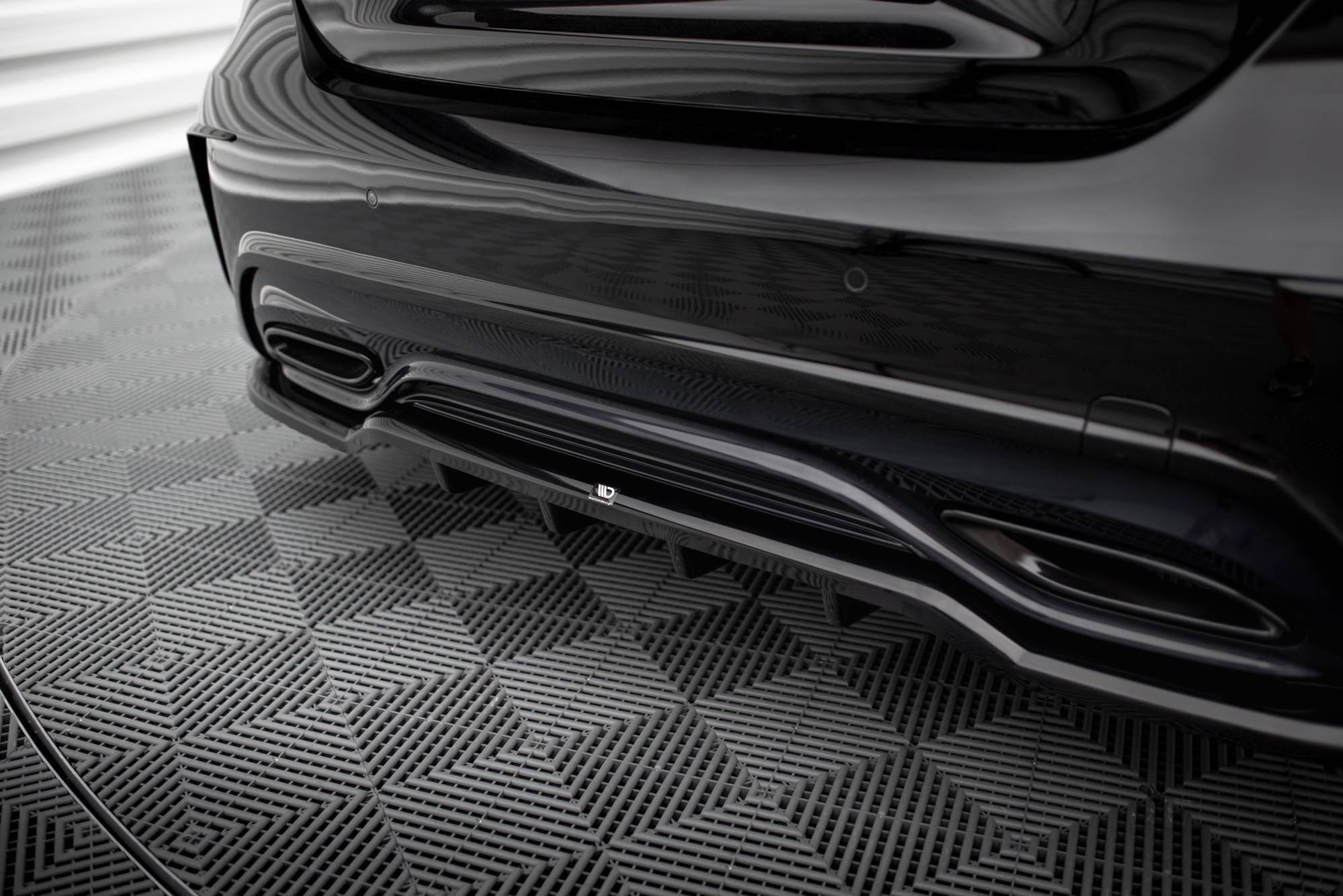 Maxton Design Street+ Mittlerer Diffusor RACE passend für Mercedes-Benz A AMG-Line W176 Facelift schwarz Hochglanz