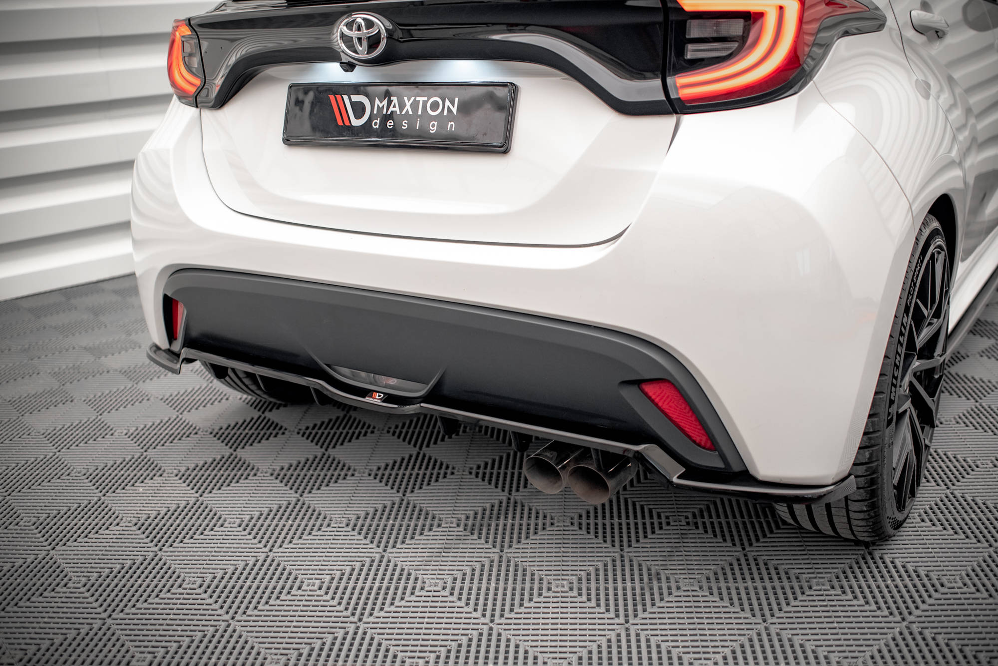 Maxton Design Street+ Mittlerer Diffusor RACE V.2 passend für Toyota Yaris Mk4 schwarz Hochglanz