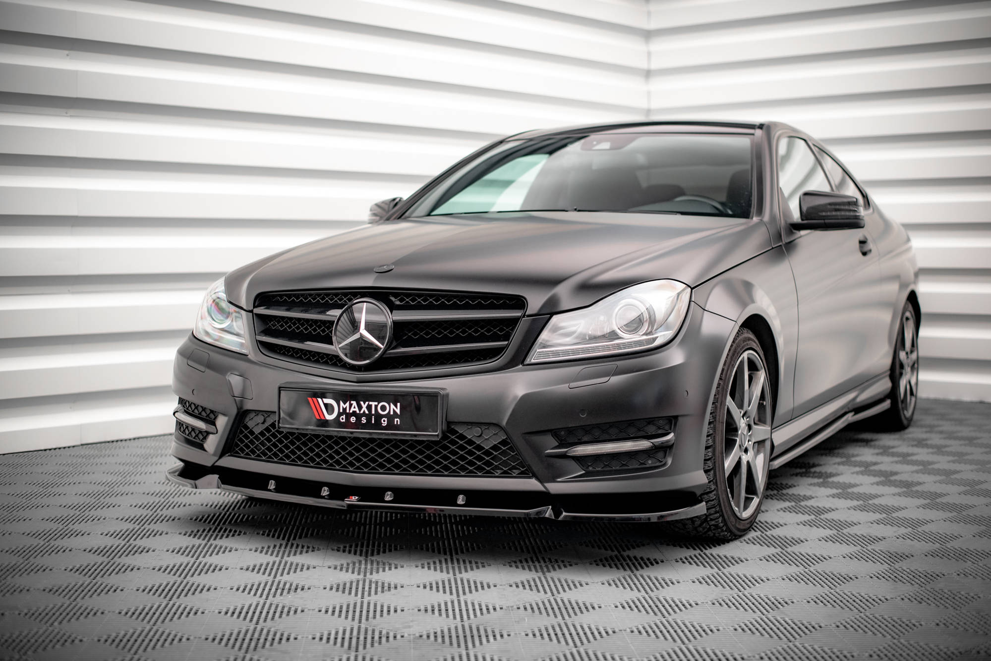 Maxton Design Street+ Spoilerlippe Front Ansatz V.1 passend für Mercedes-Benz C Coupe / Limousine / Kombi AMG-Line C204 / W204 Facelift / S204 Facelift schwarz Hochglanz