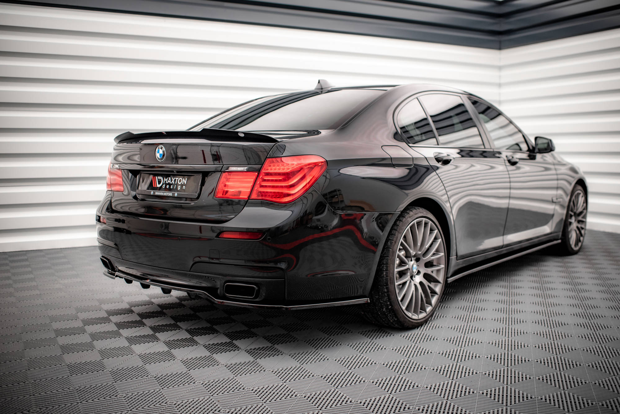 Maxton Design Street+ Mittlerer Diffusor RACE passend für BMW 7 M-Paket F01 schwarz Hochglanz