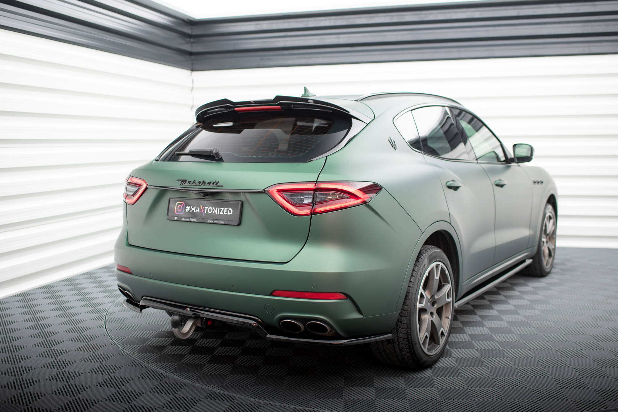 Maxton Design Street+ Mittlerer Diffusor RACE passend für Maserati Levante Mk1 schwarz Hochglanz