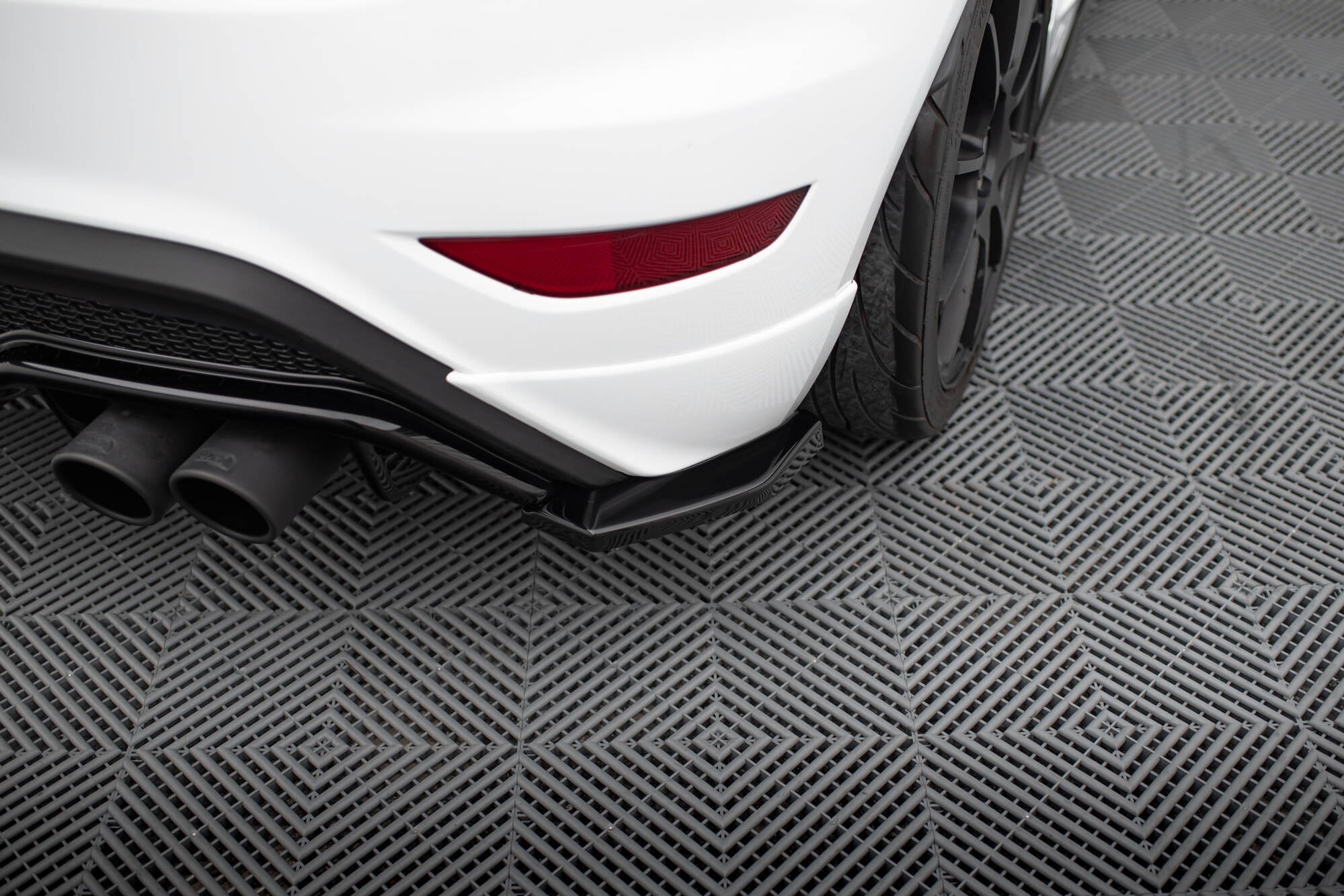 Maxton Design Heck Ansatz Flaps Diffusor V.3 passend für Ford Fiesta ST Mk7 Facelift schwarz Hochglanz