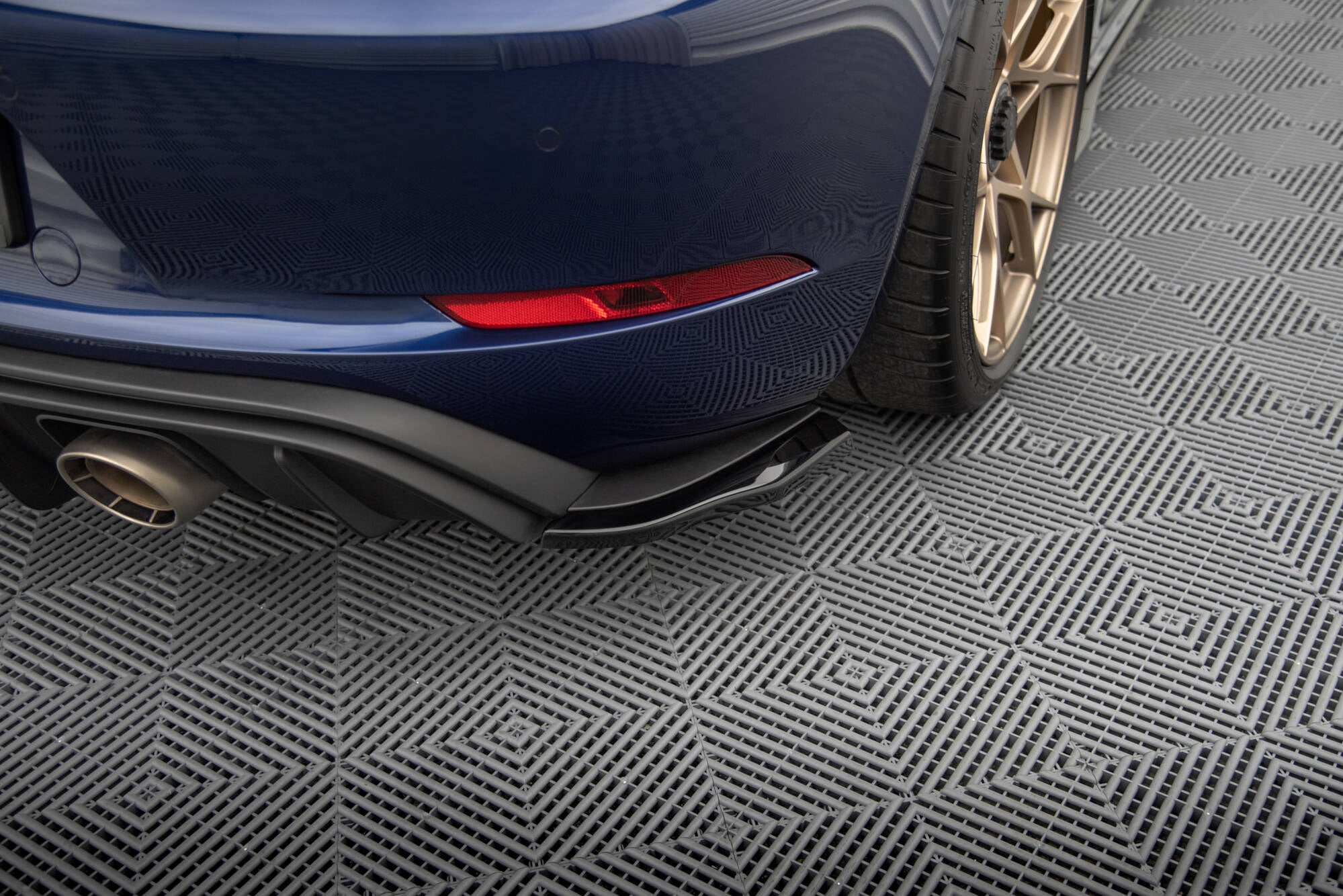 Maxton Design Heck Ansatz Flaps Diffusor passend für Porsche 718 Cayman GT4 RS 982c schwarz Hochglanz