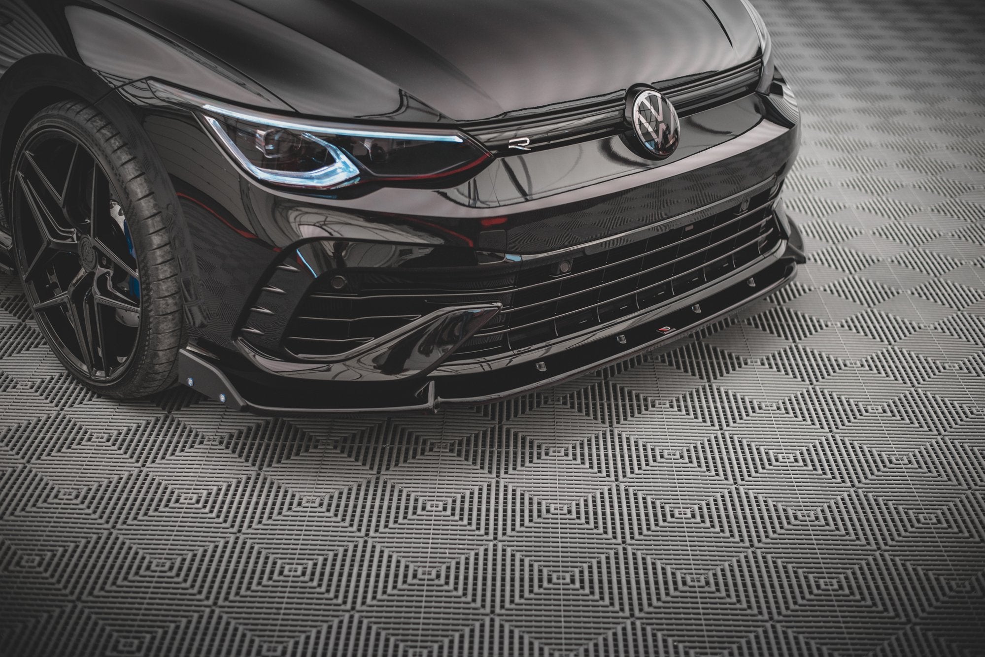 Maxton Design Street+ Spoilerlippe Front Ansatz V.2 + Flaps passend für VW Golf R Hatchback / Variant Mk8