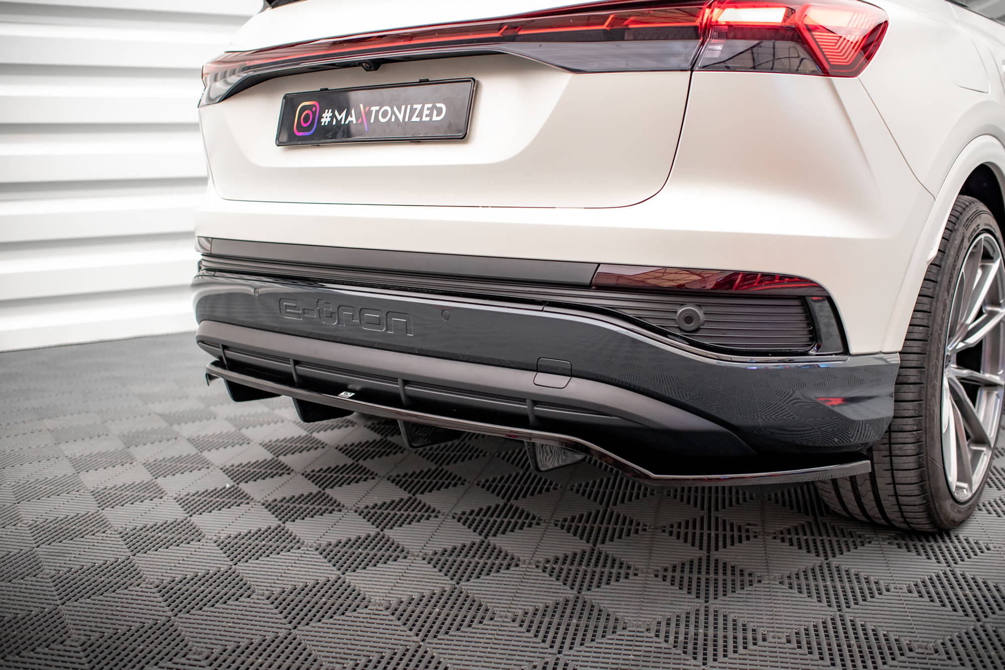 Maxton Design Street+ Mittlerer Diffusor RACE passend für Audi Q4 e-tron Sportback S-line Mk1 schwarz Hochglanz