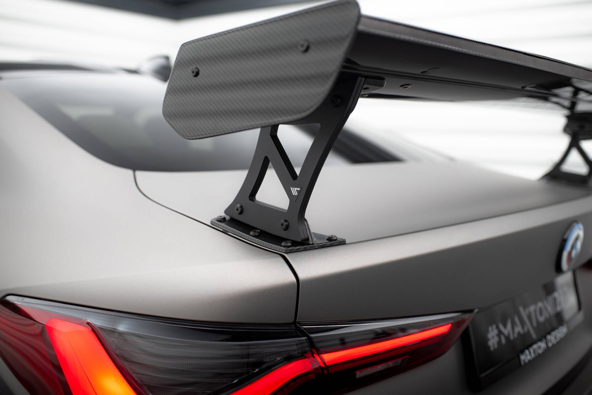 Maxton Design Carbon Spoiler With External Brackets Uprights + LED BMW M4 G82 / G82 Facelift / M440i / 4 M-Paket G22 / G22 Facelift für BMW 4er Coupe