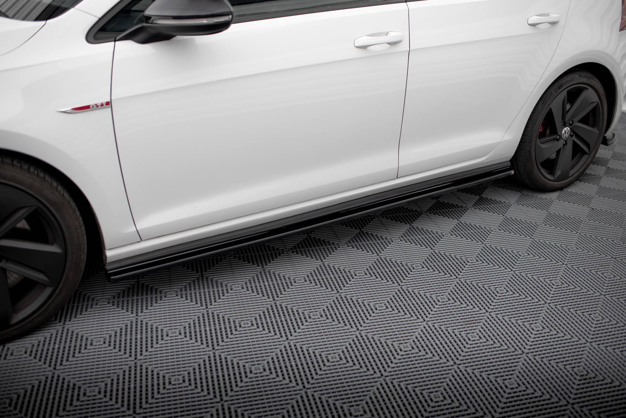Maxton Design Street+ Seitenschweller Leisten passend für V.1 passend für VW Golf GTI / GTD Mk7 / Mk7 Facelift (breit) schwarz Hochglanz